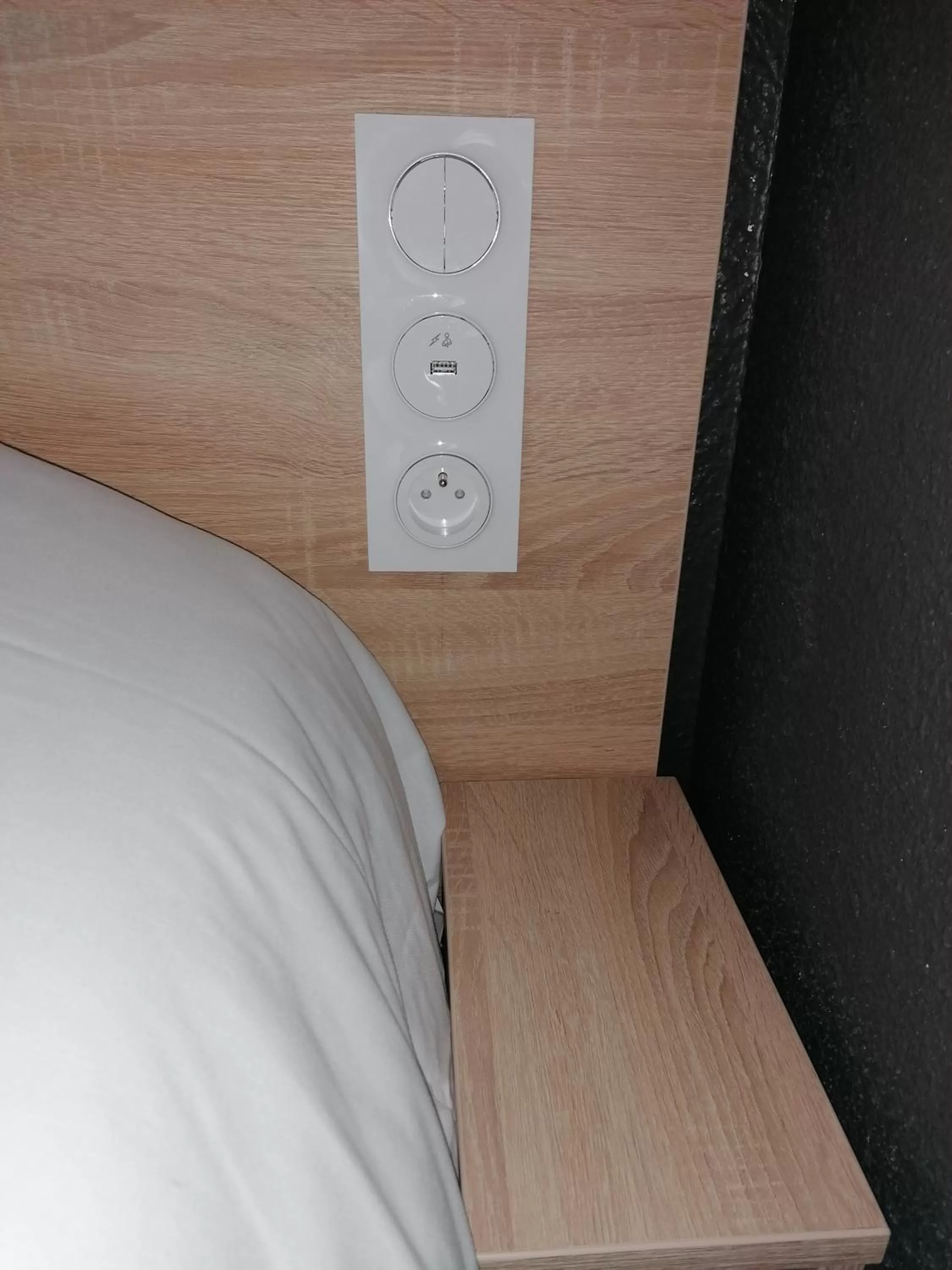 TV and multimedia, Bed in Kyriad Direct Martigues