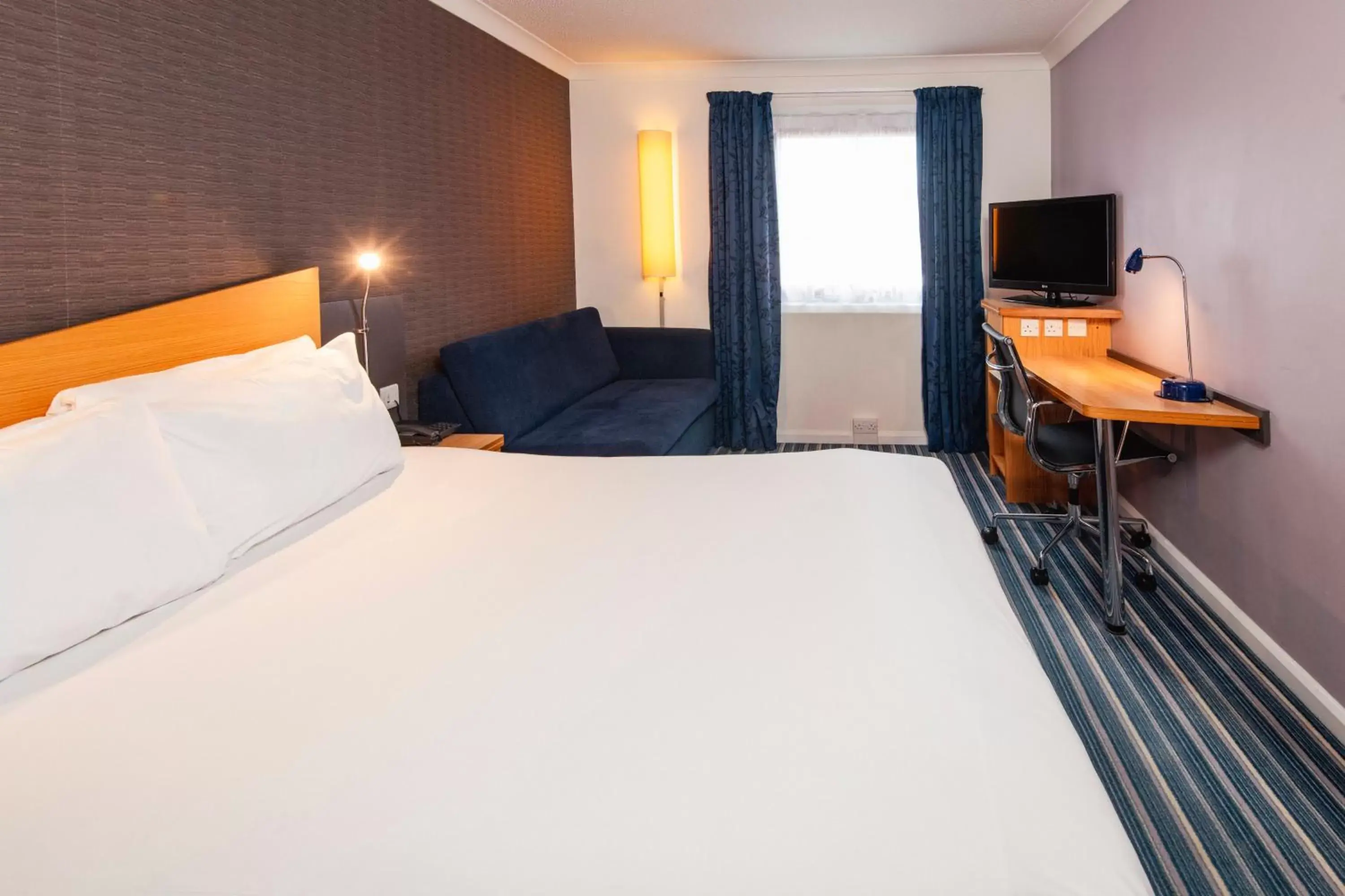Standard Double Room with Sofa Bed and Free Hot Breakfast in Holiday Inn Express London - Wandsworth by IHG Standard Double Room with Sofa Bed and Free Hot Breakfast in Holiday Inn Express London - Wandsworth by IHG