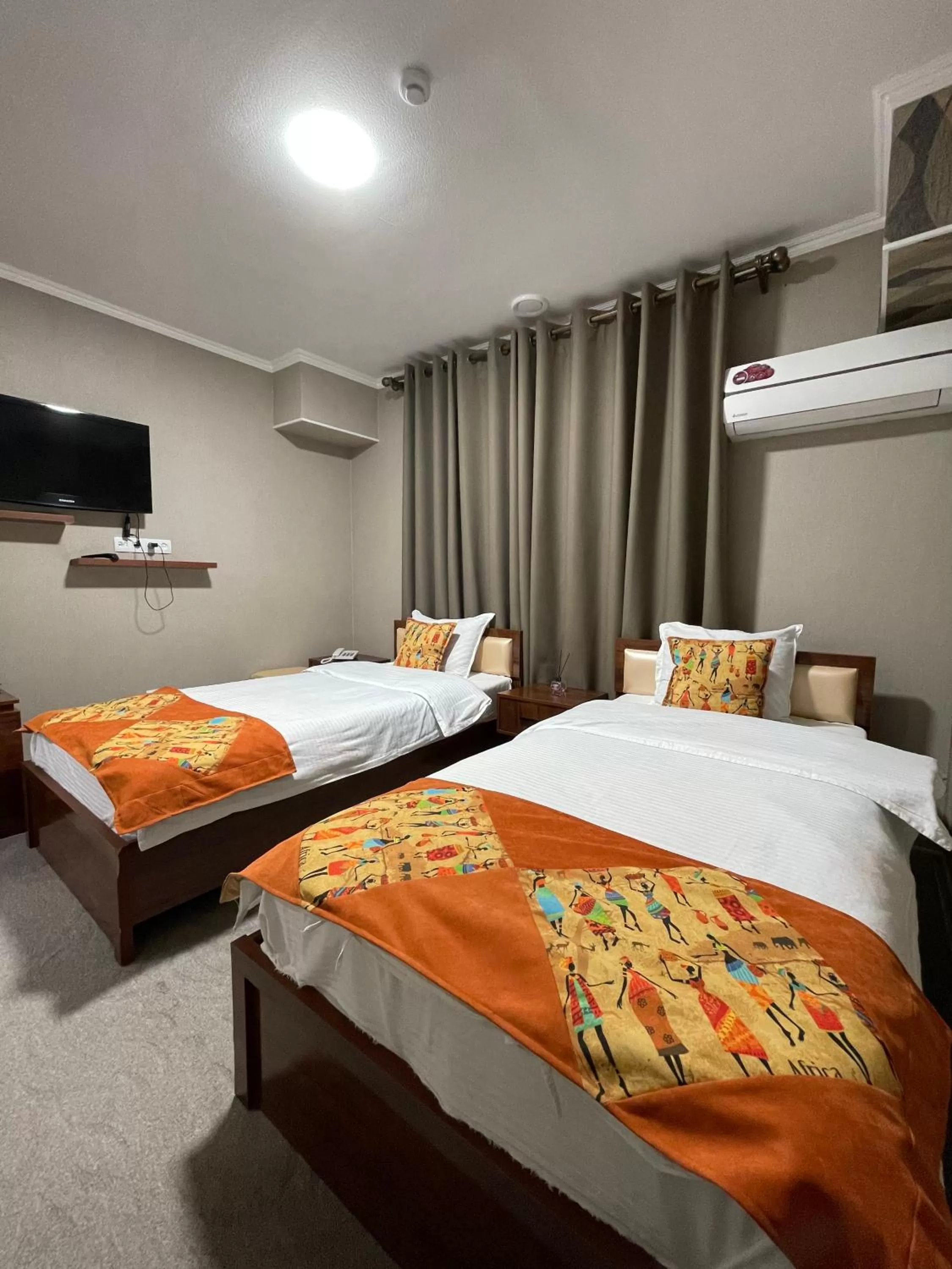 Twin Room with Shower in Cube House Osh