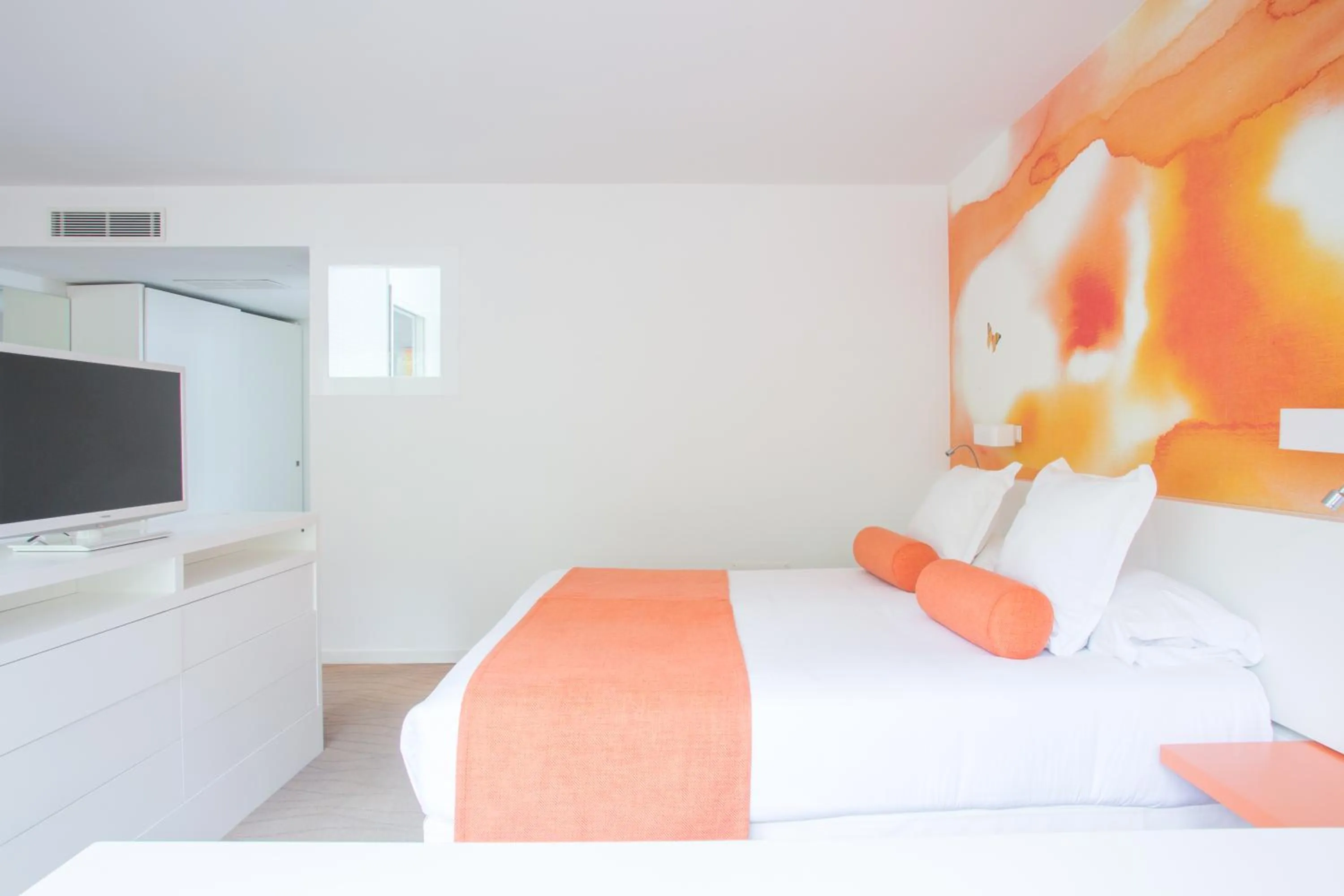 Photo of the whole room, Bed in Hotel Restaurant La Vague de Saint Paul