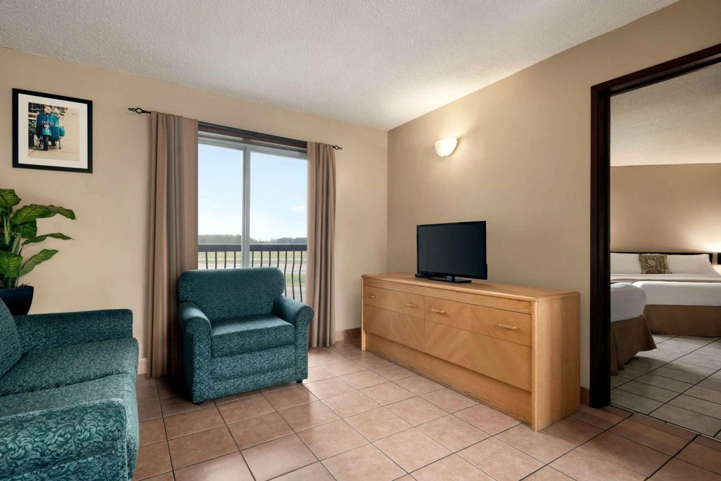 Photo of the whole room, Bed in Thriftlodge Edmonton