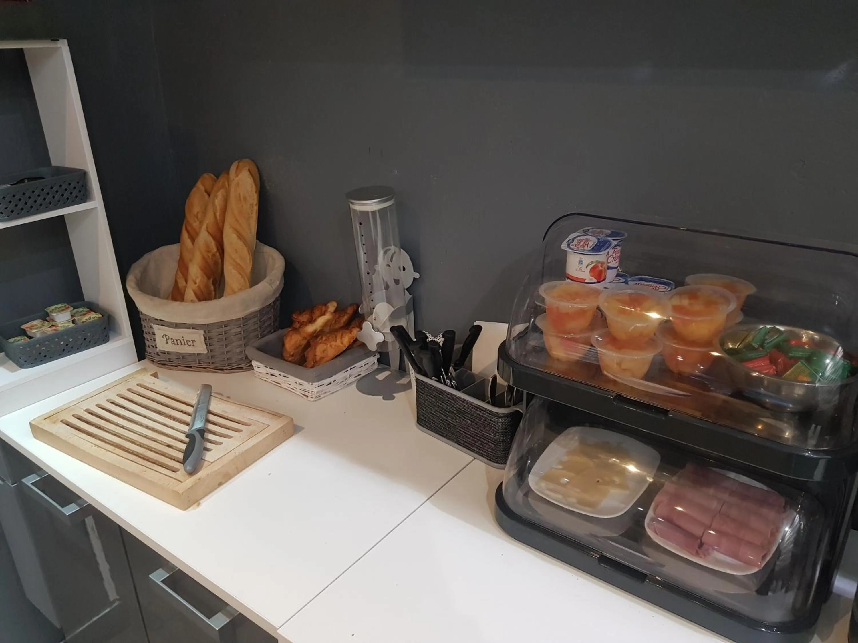 Buffet breakfast in hotel de la gare