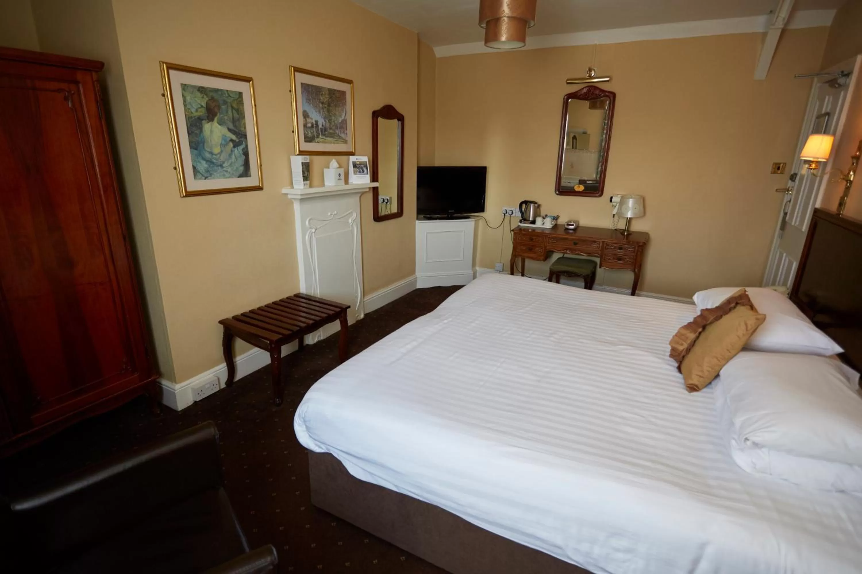 Bedroom, Bed in Best Western The George Hotel, Swaffham