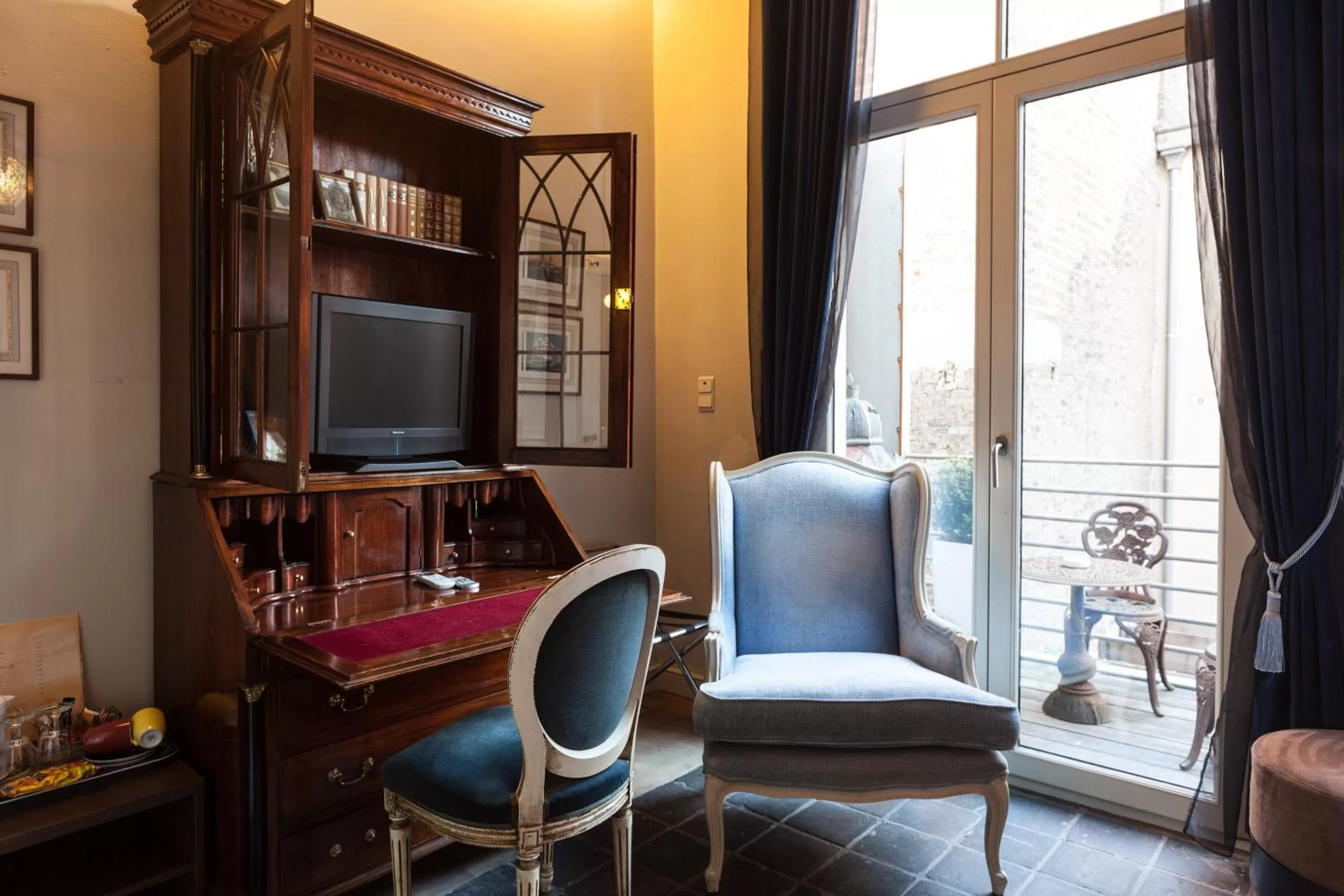 Seating area in Hotel Diamonds and Pearls