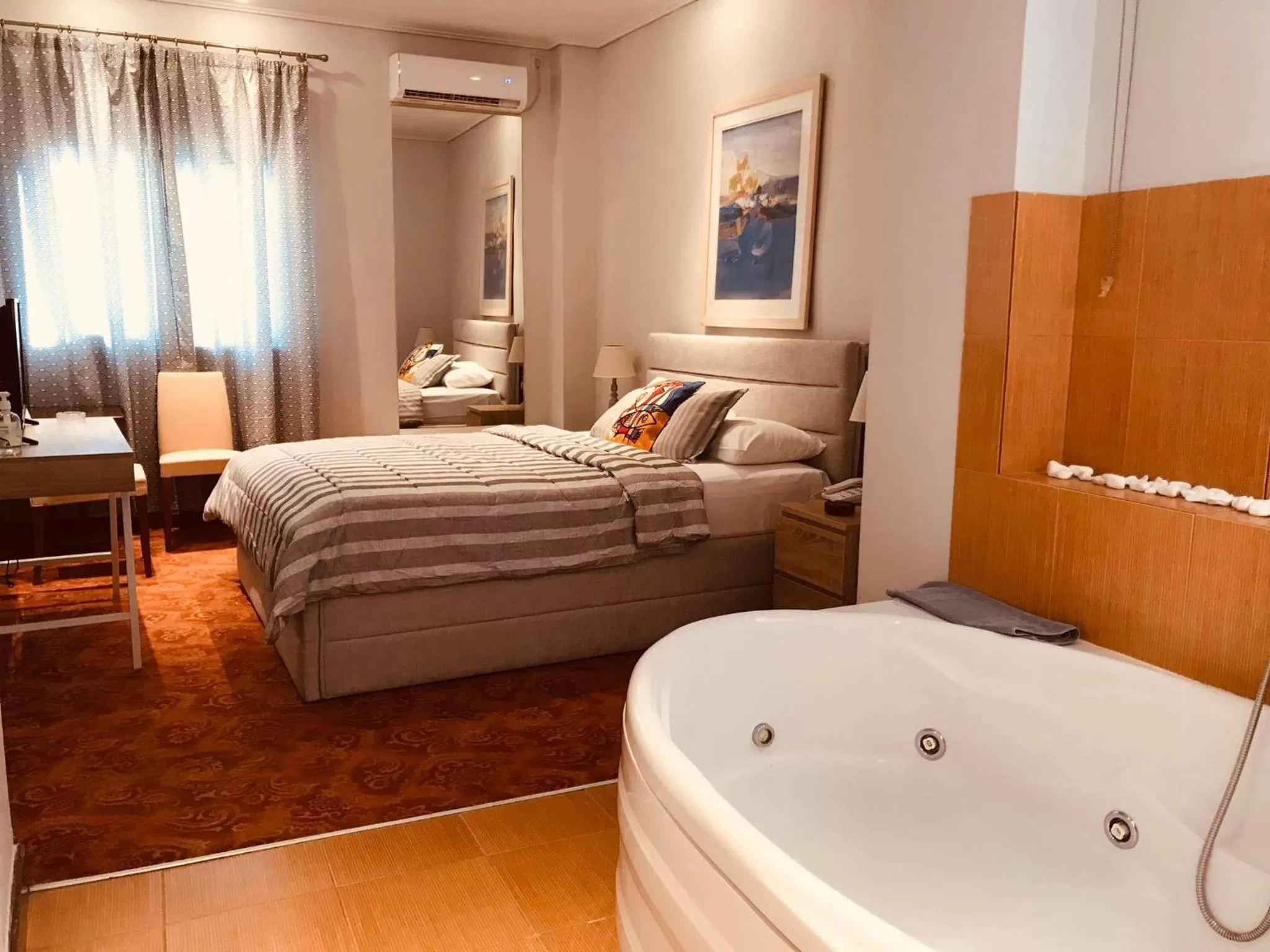 Hot Tub, Bed in Zen Hotel