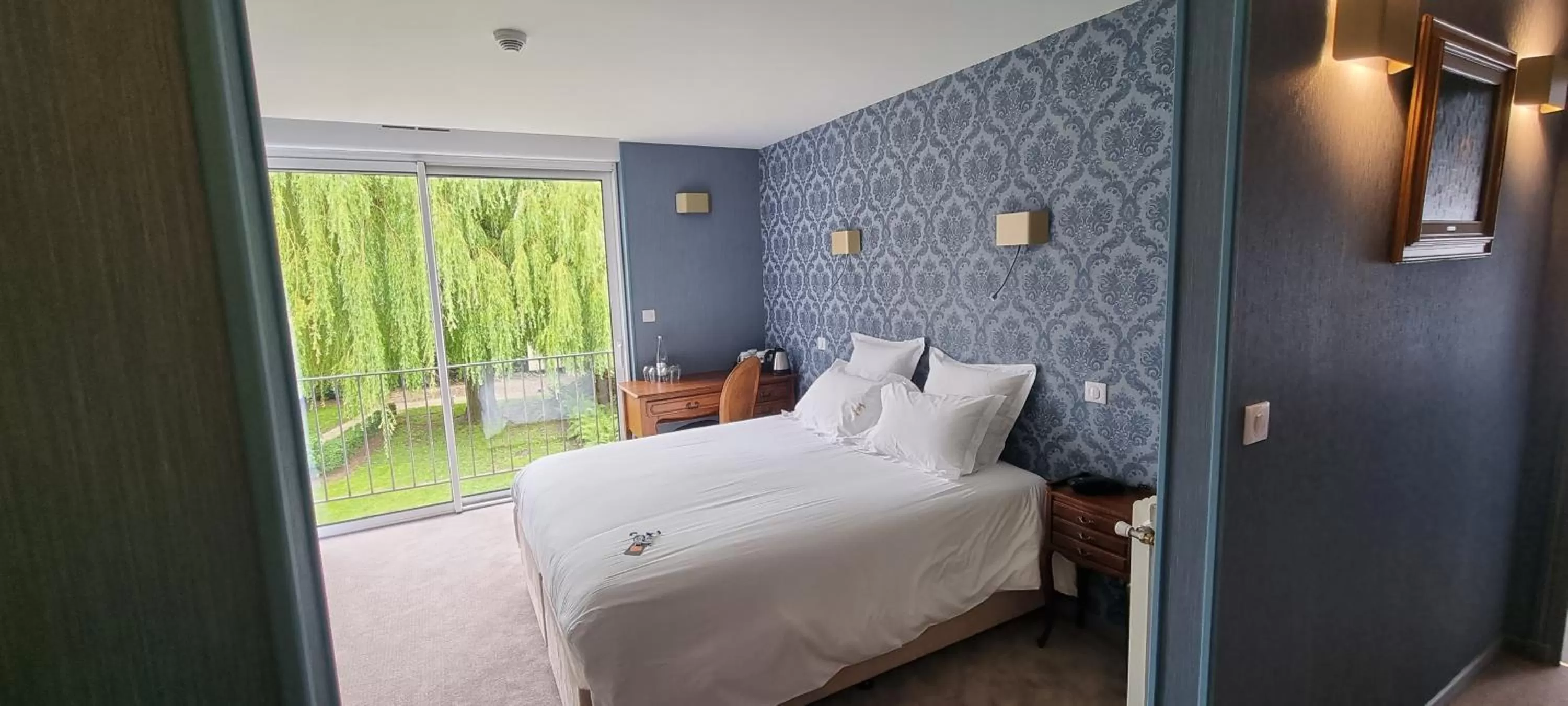Bedroom, Bed in Hotel Meurice