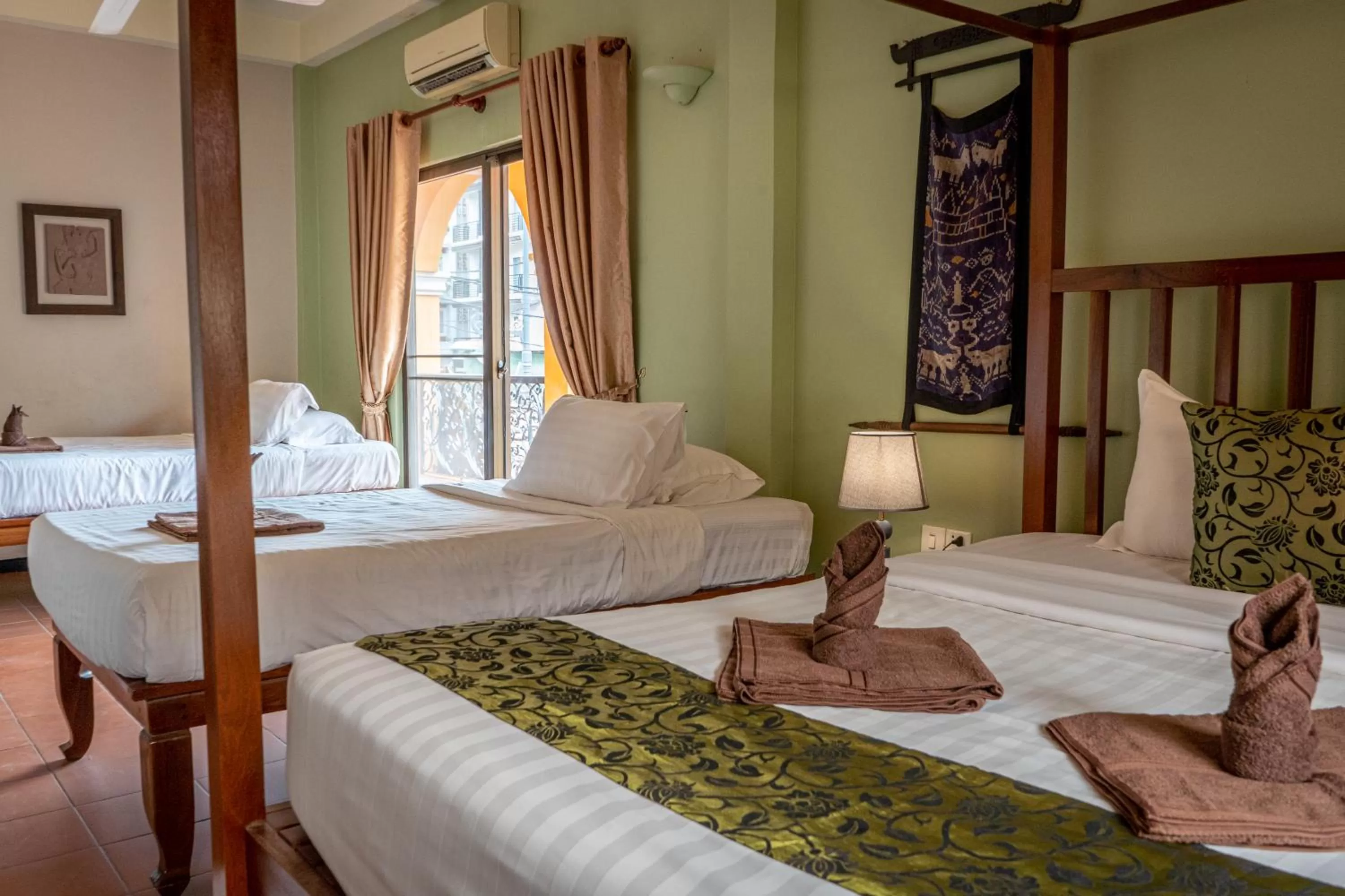Bed in DEN HOTEL TOTONOU SIEM REAP