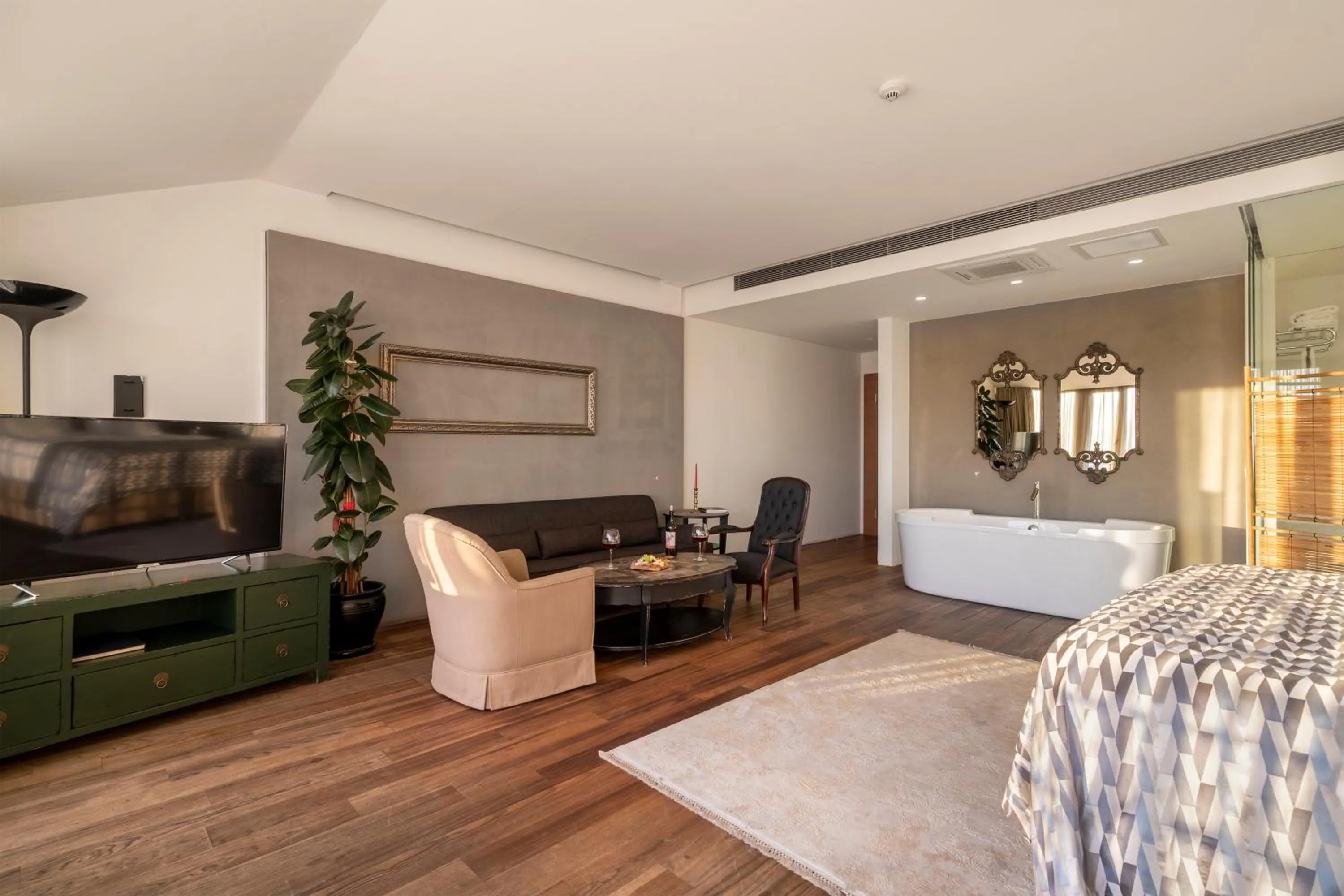 Communal lounge/ TV room, Bed in Ansen Hotel and Suites