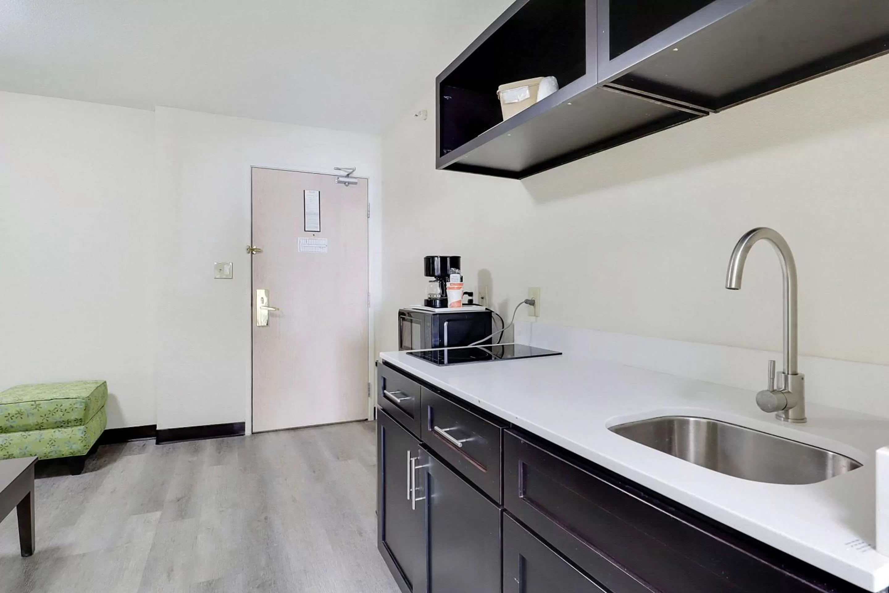 Bedroom, Kitchen/Kitchenette in Quality Suites Albuquerque Airport