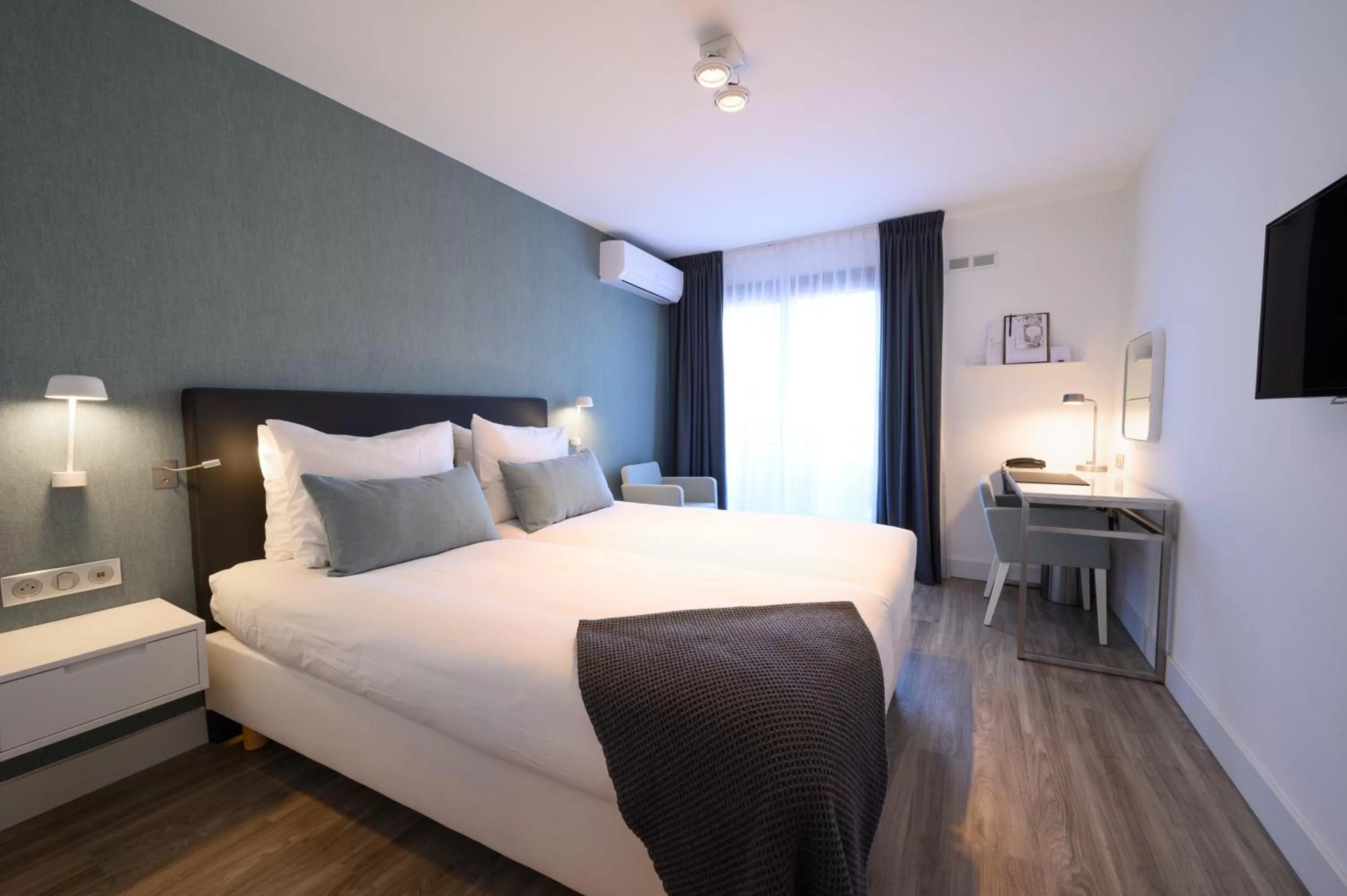 Bedroom, Bed in Van der Valk Hotel Saint-Aygulf