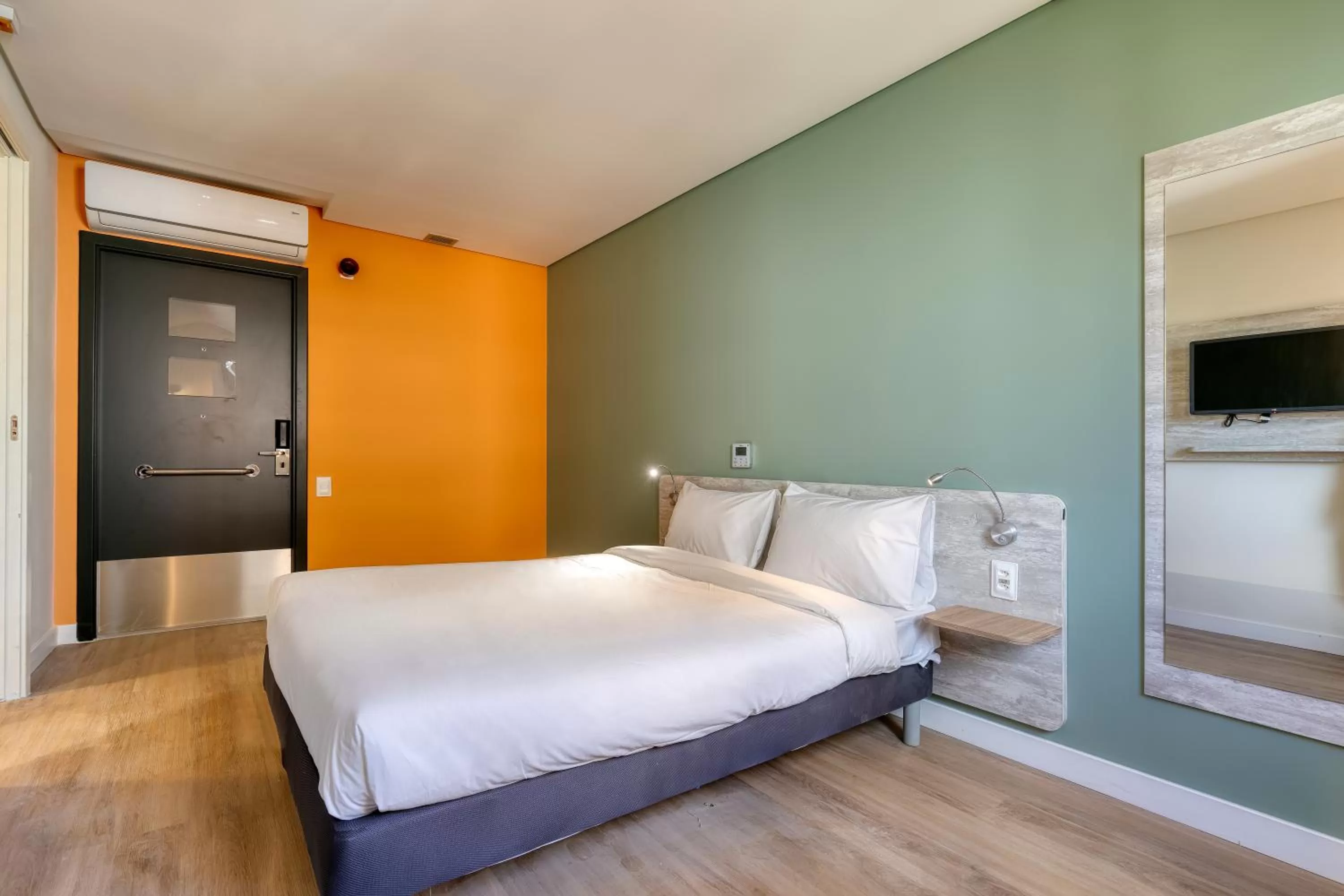 Photo of the whole room, Bed in ibis budget BH Savassi