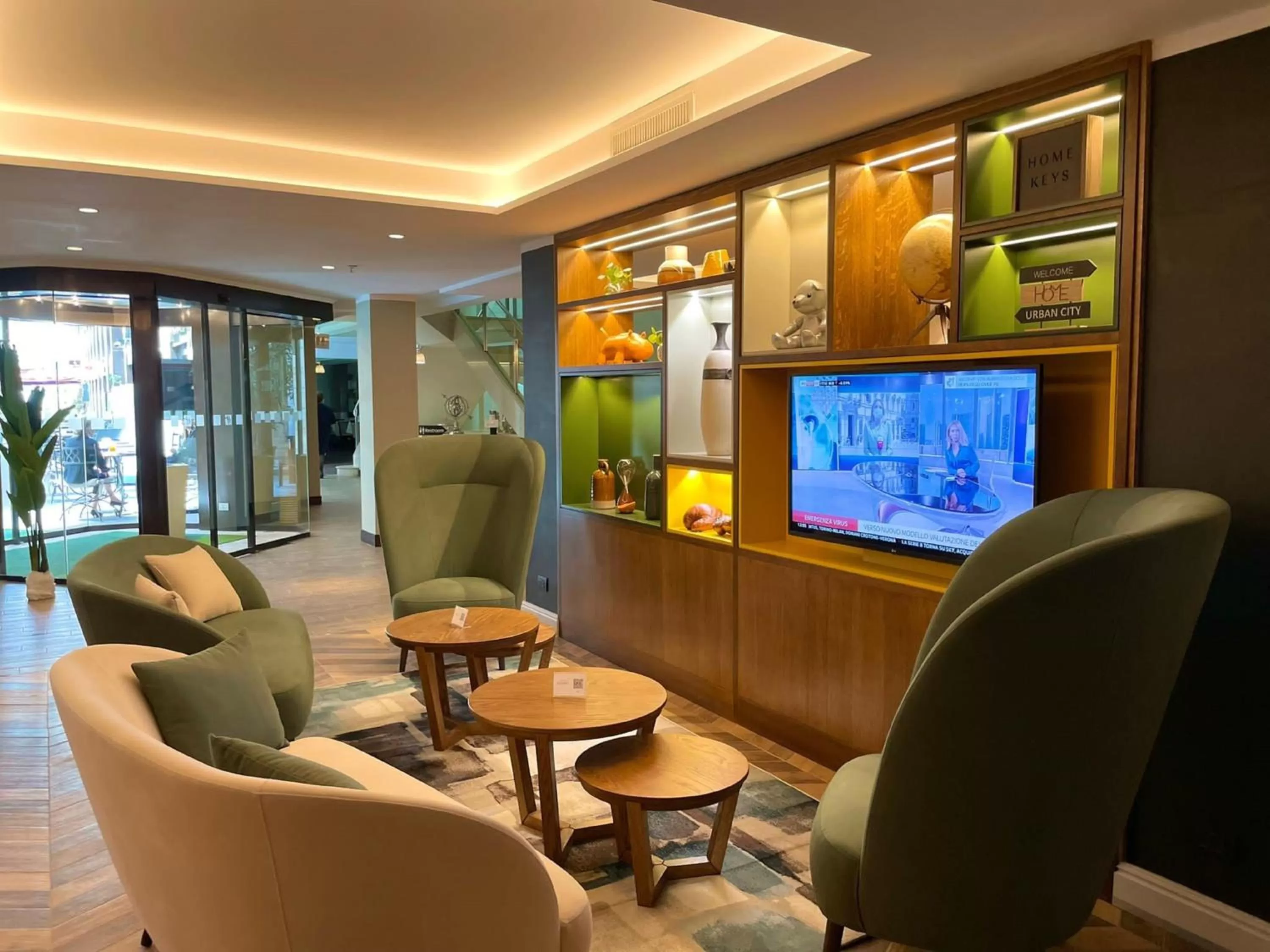 Lounge or bar in Holiday Inn Naples by IHG