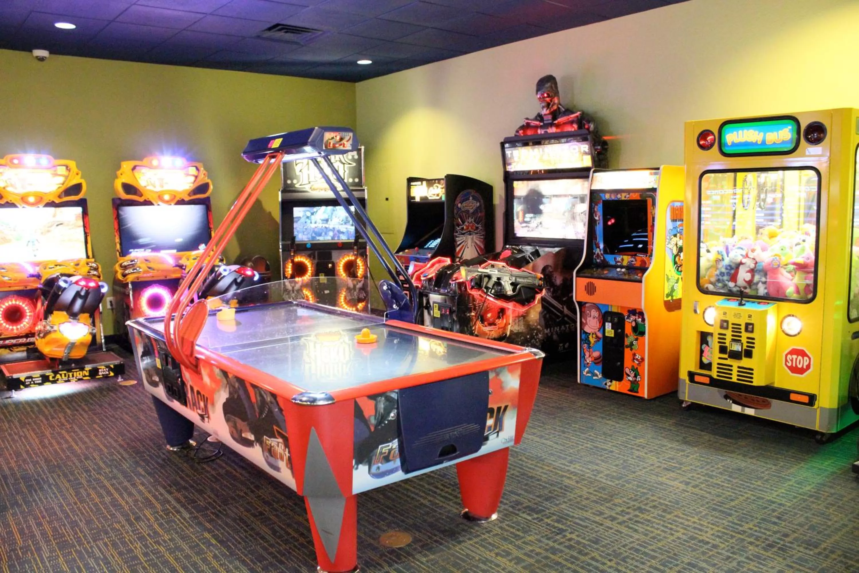 Game Room in Rosen Inn International Near The Parks