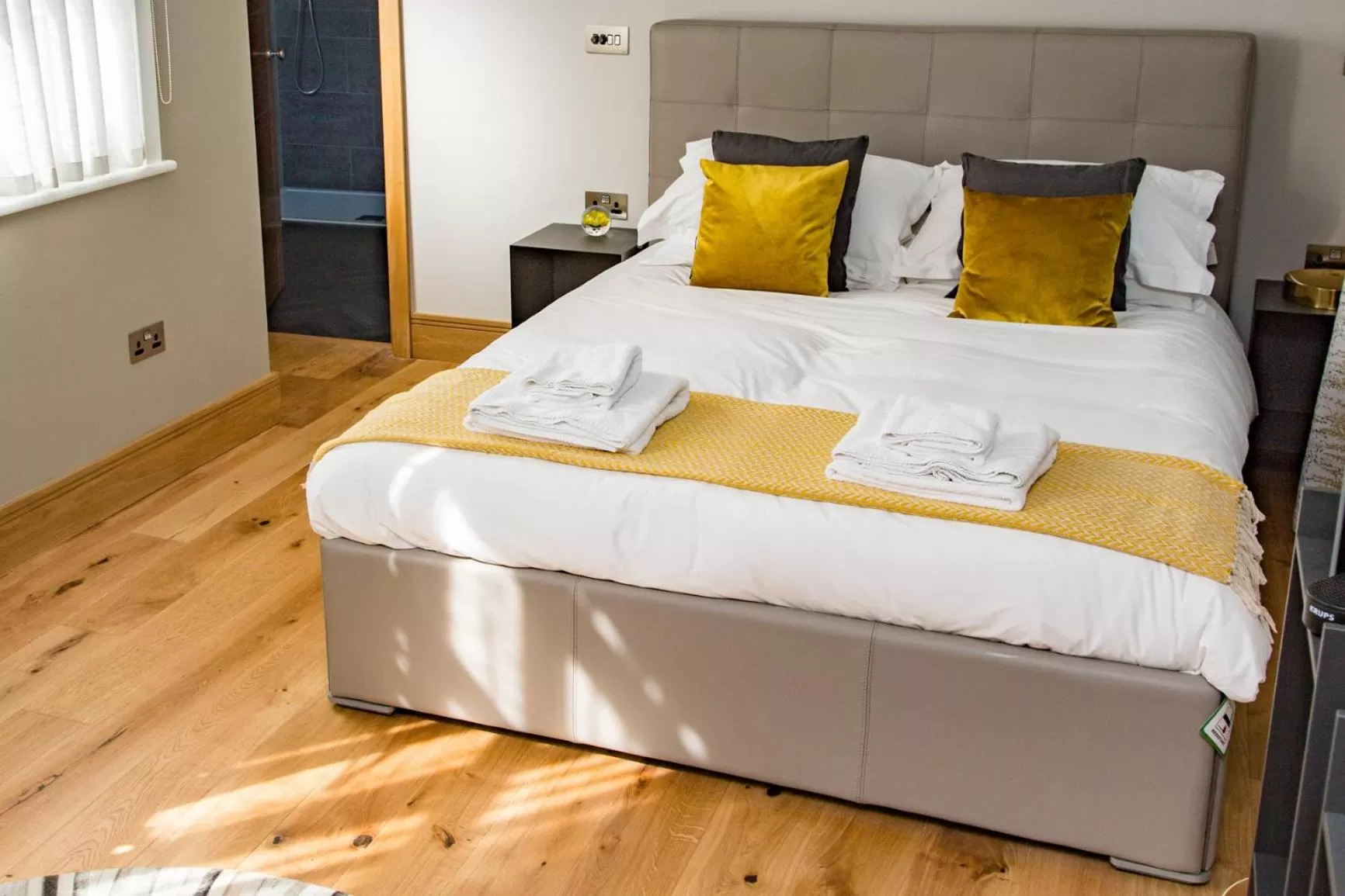 Bed in The Hugo - Hotel Concept Canterbury