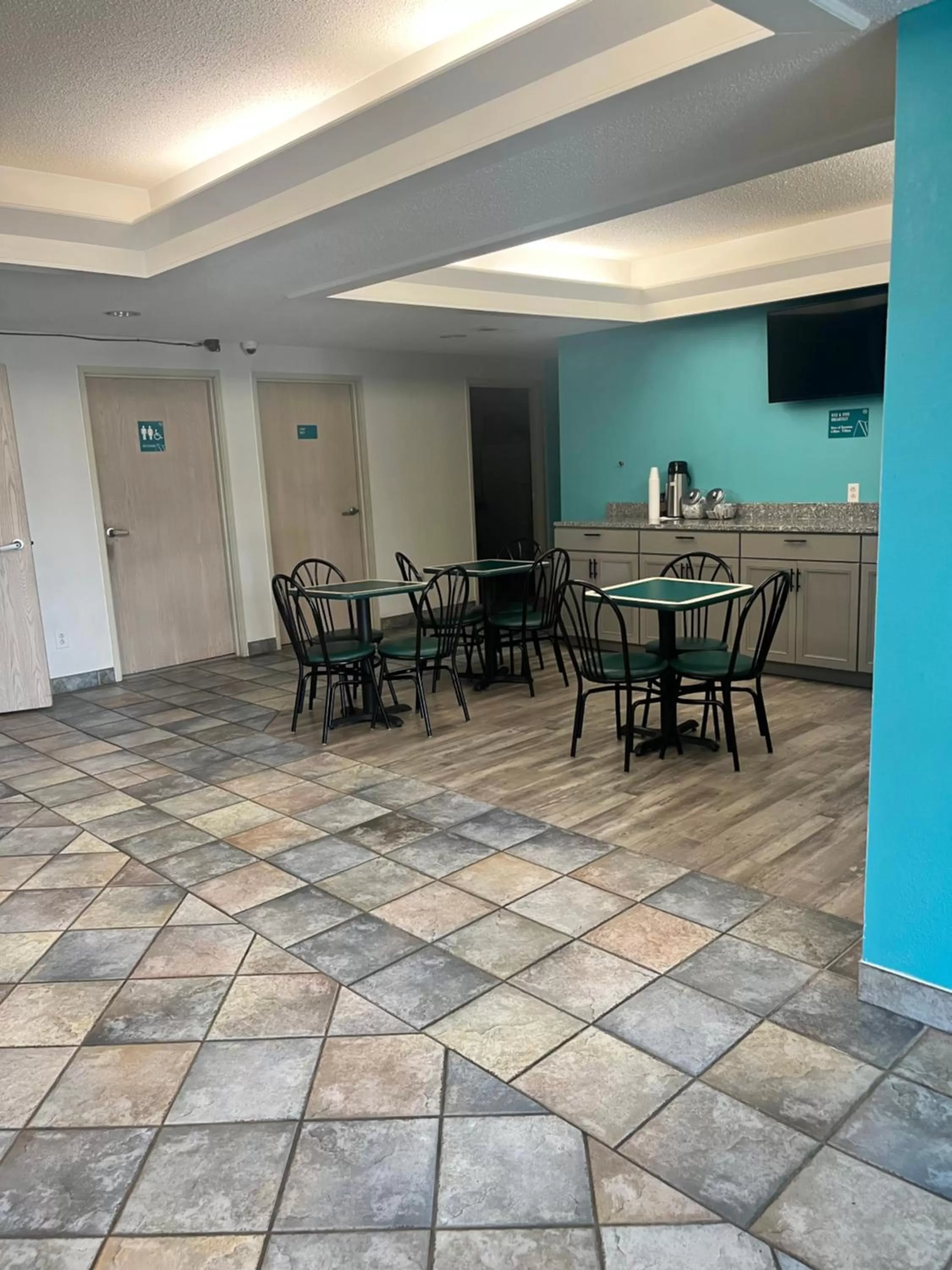 Dining area in Howard Johnson by Wyndham Clarksville Tennessee