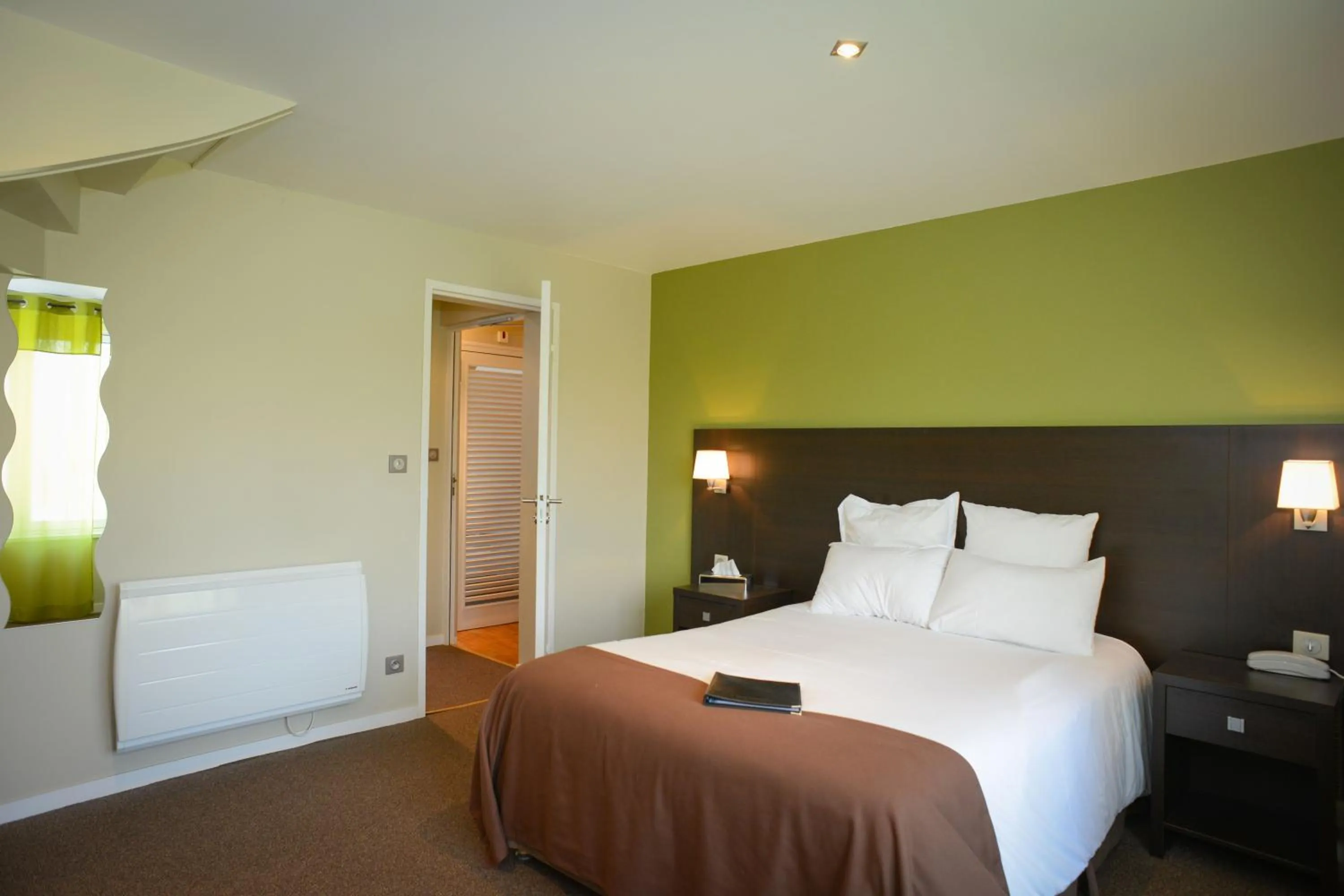 Photo of the whole room, Bed in Logis Hôtel Restaurant l'Auberge Normande