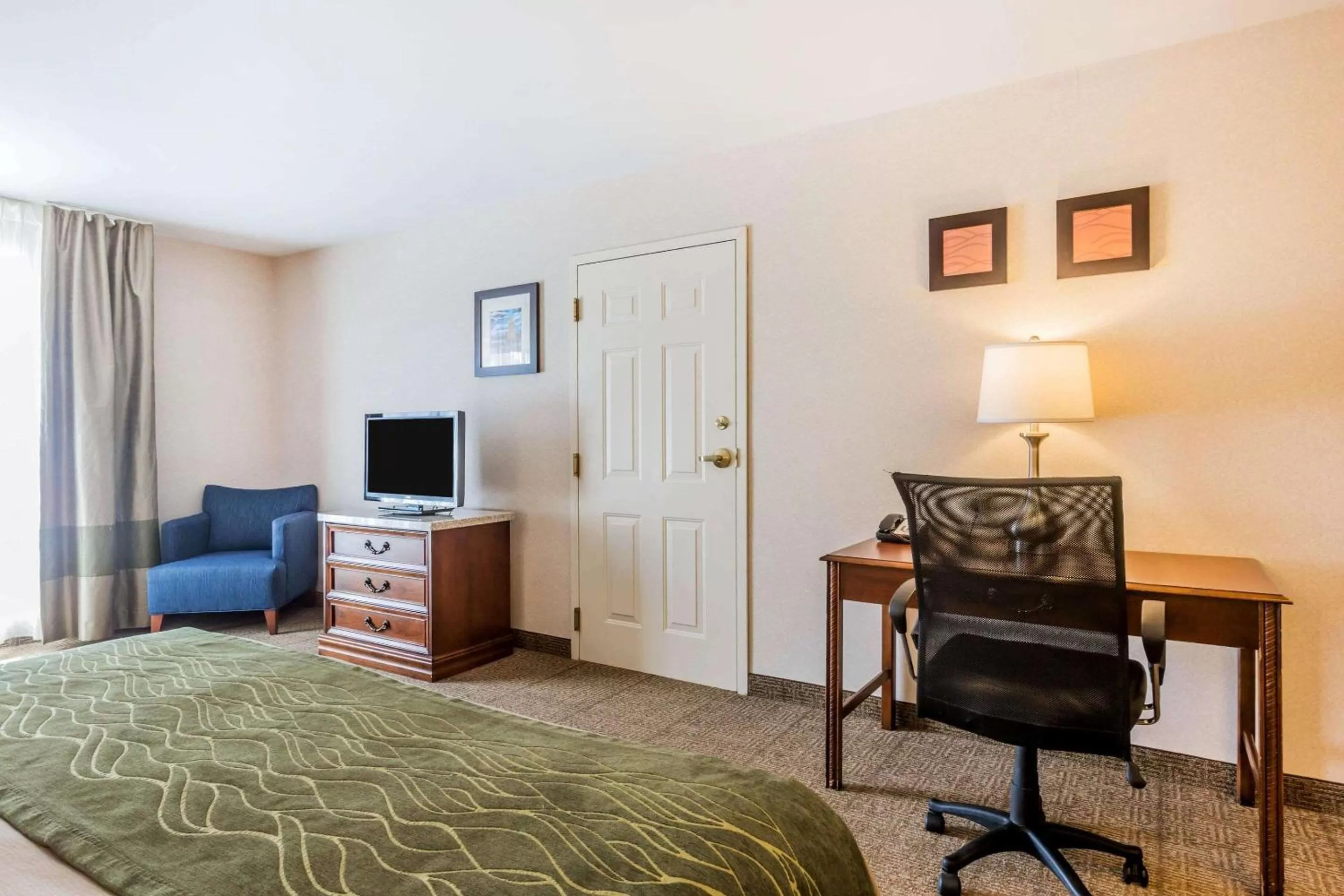 Photo of the whole room, Bed in Comfort Inn & Suites South Burlington near University