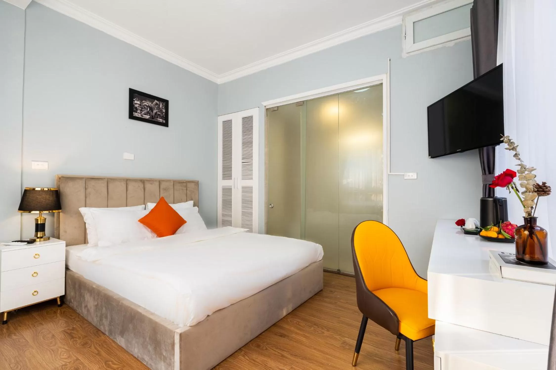 Photo of the whole room, Bed in Hanoi Memory Legends Hotel