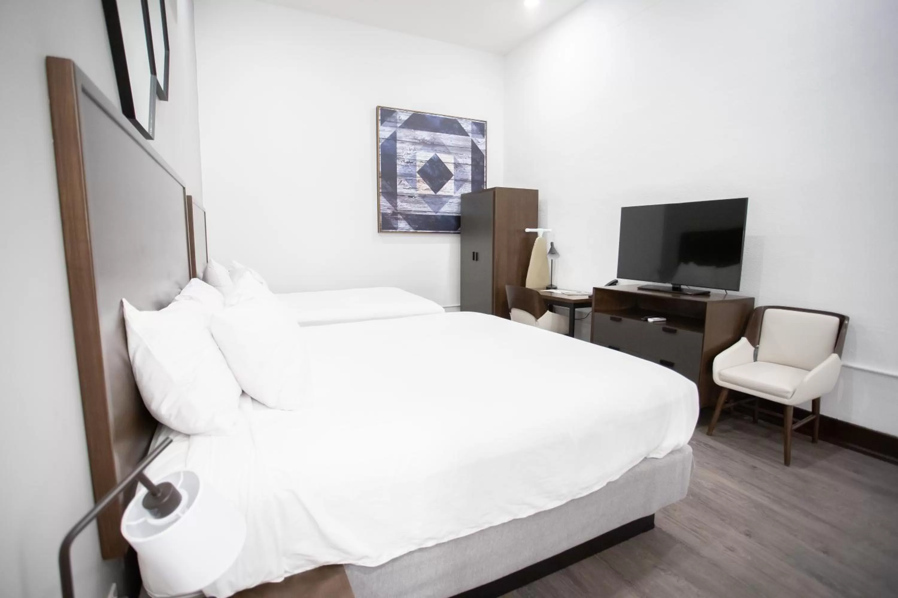 Photo of the whole room, Bed in Leavenworth Local Hotel