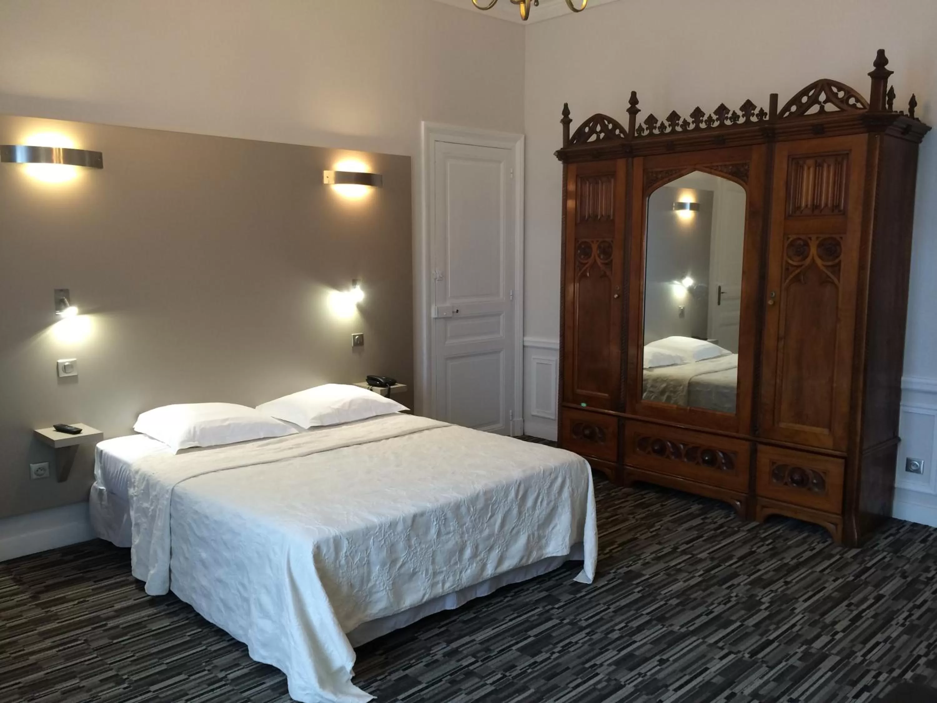 Bed in Best Western Continental Pau Centre