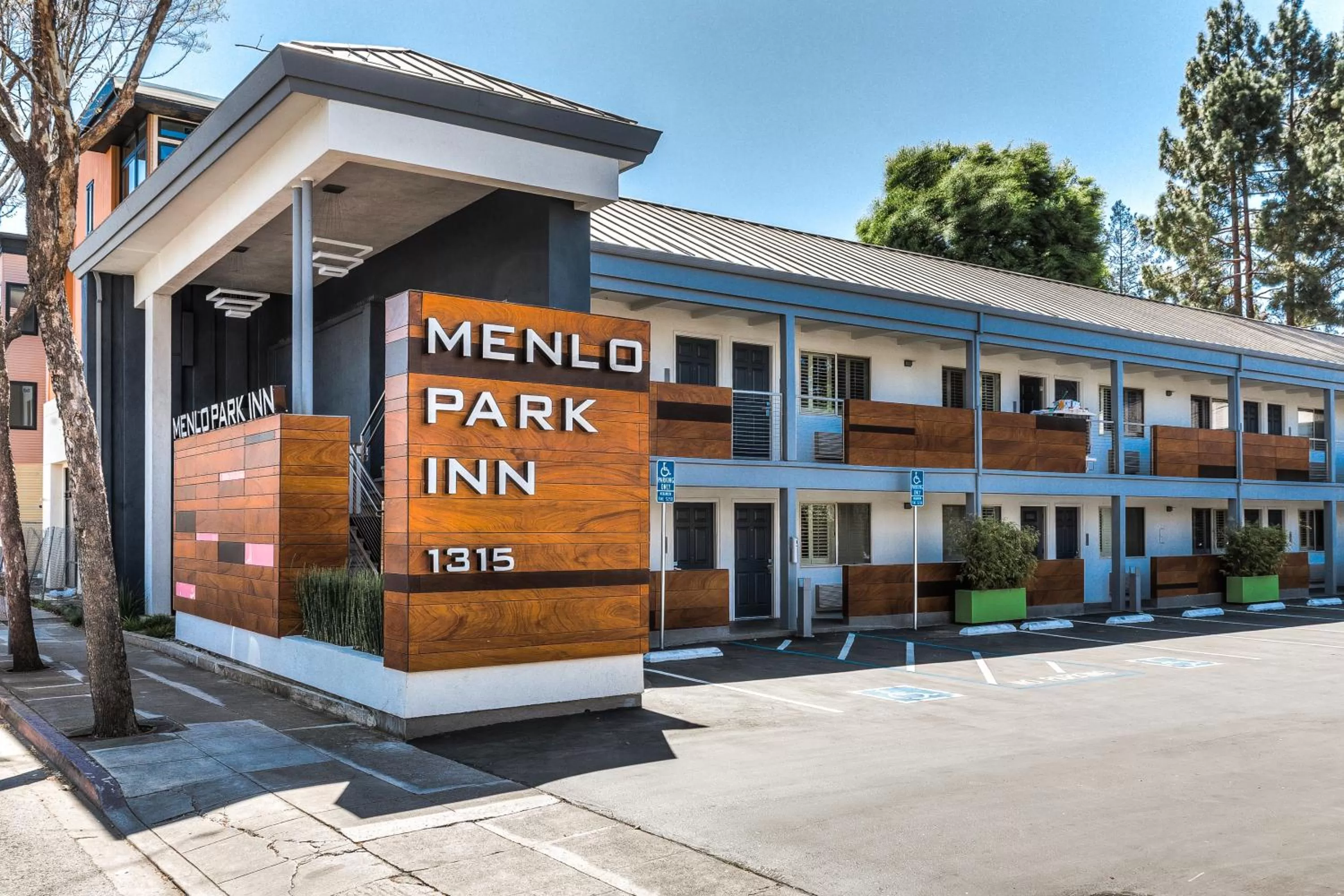 Property building in Menlo Park Inn