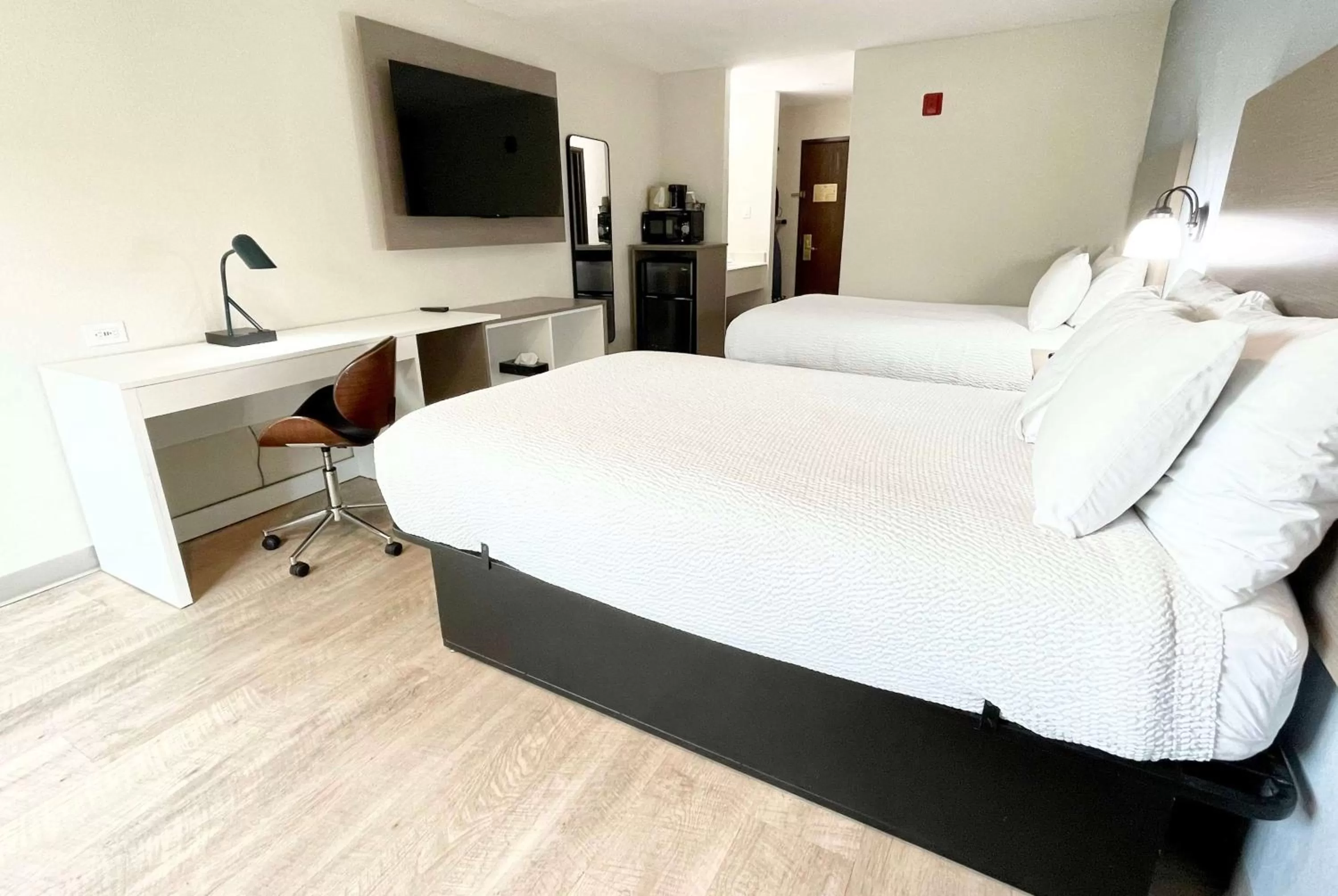 Photo of the whole room, Bed in Days Inn by Wyndham Arlington