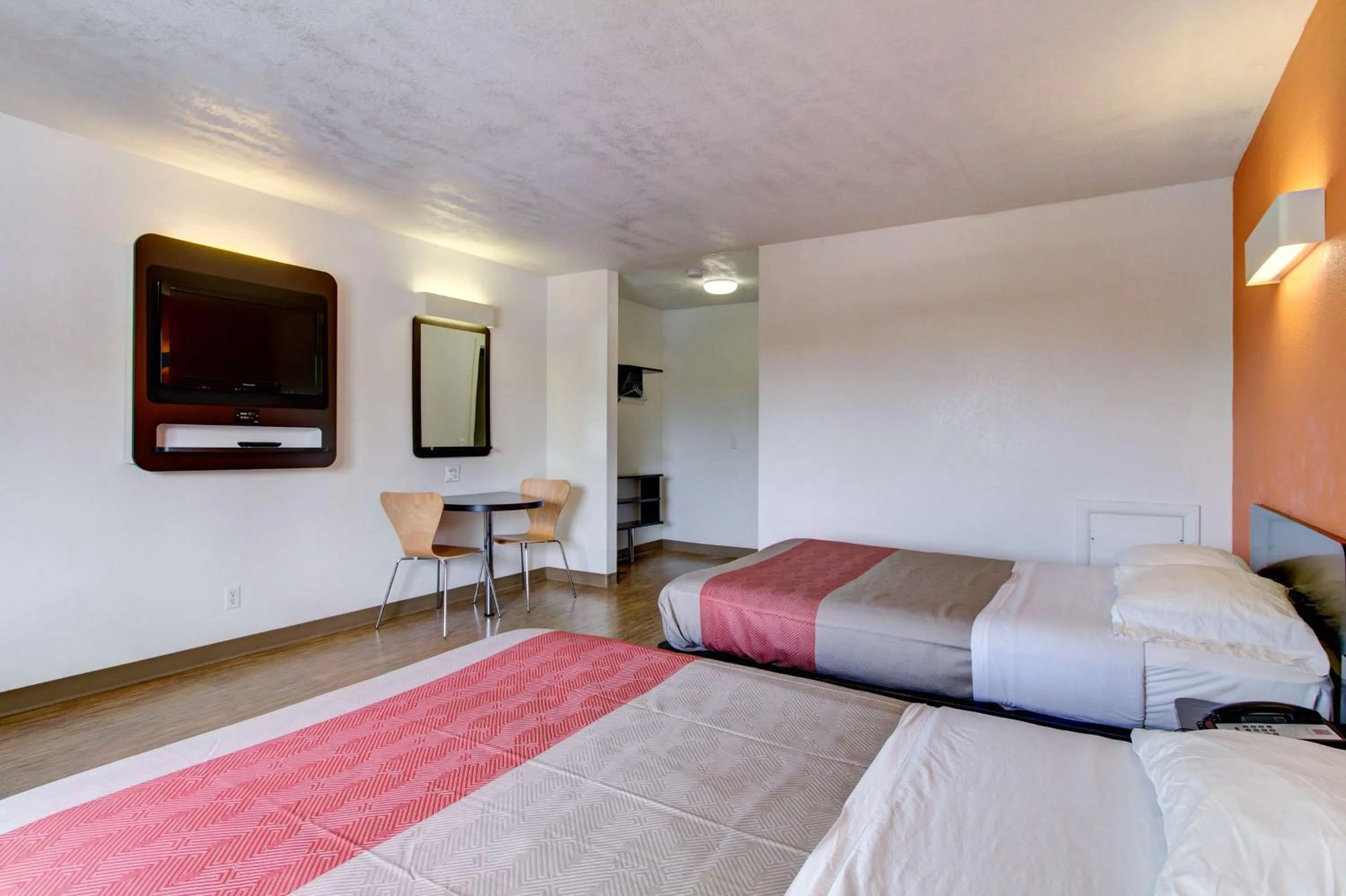 TV and multimedia, Bed in Motel 6-Richfield, OH