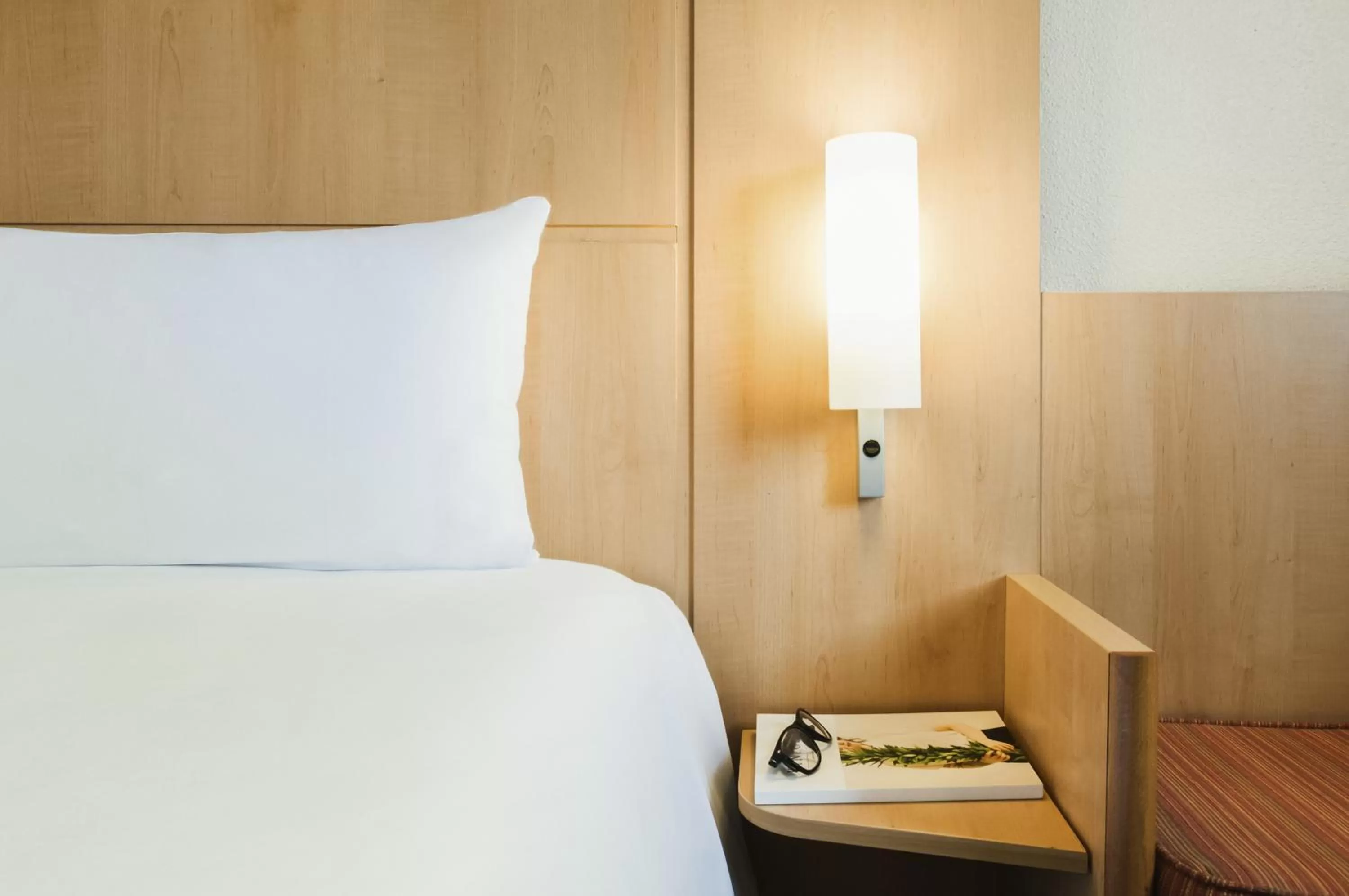 Bed in ibis Liverpool Centre Albert Dock – Liverpool One