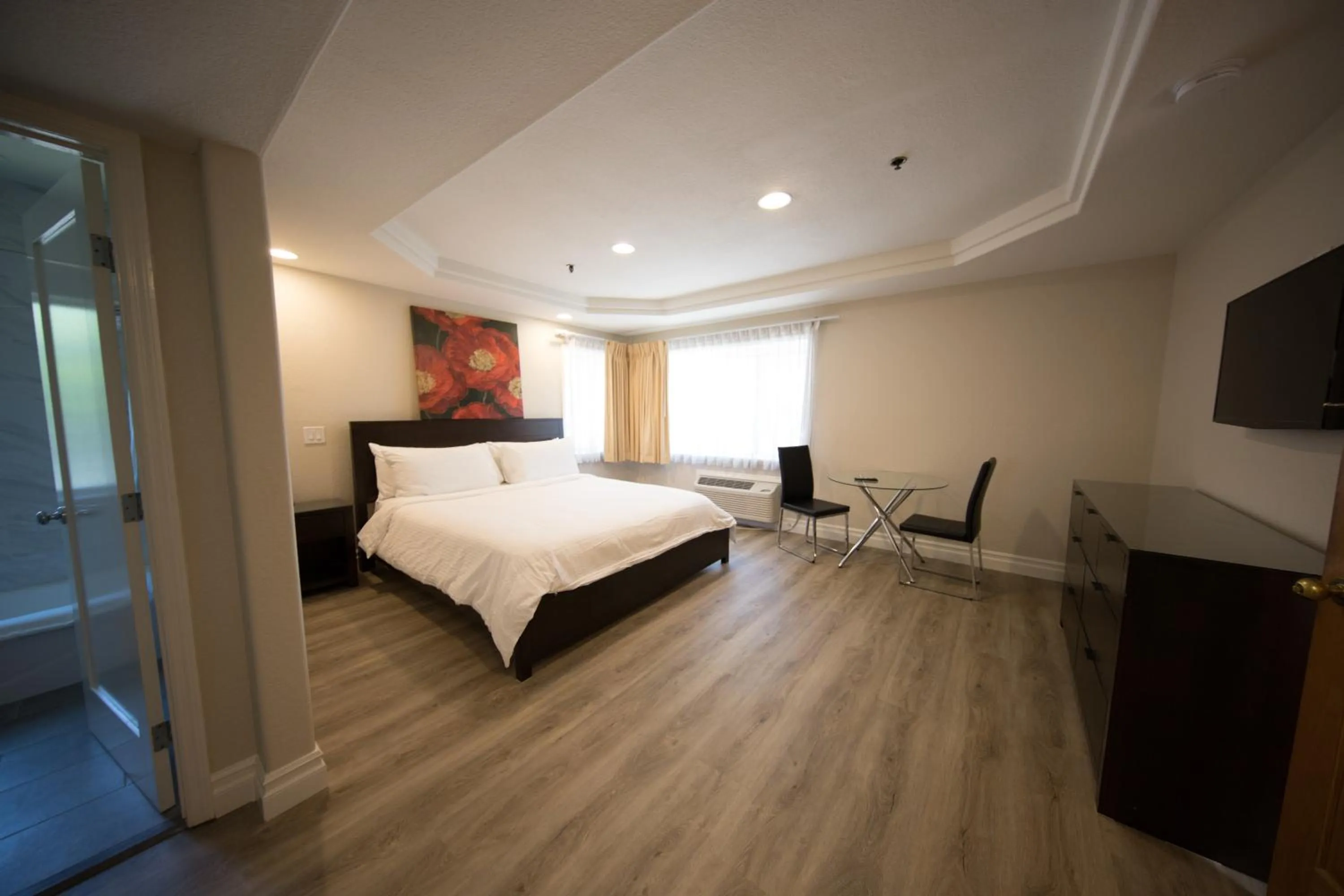 Bed in Wilshire Crest Hotel