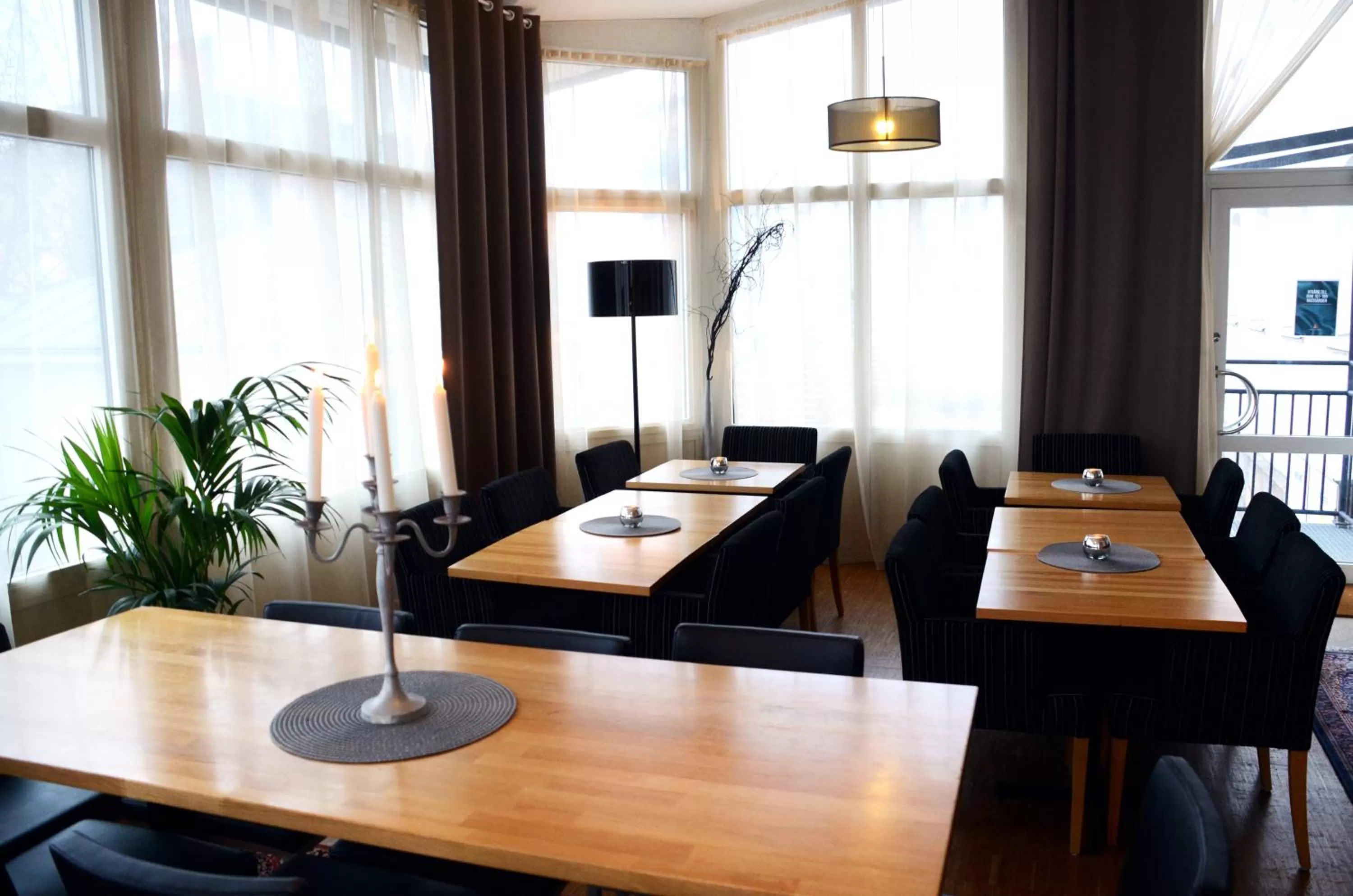 Restaurant/places to eat in Home Hotel Bilan