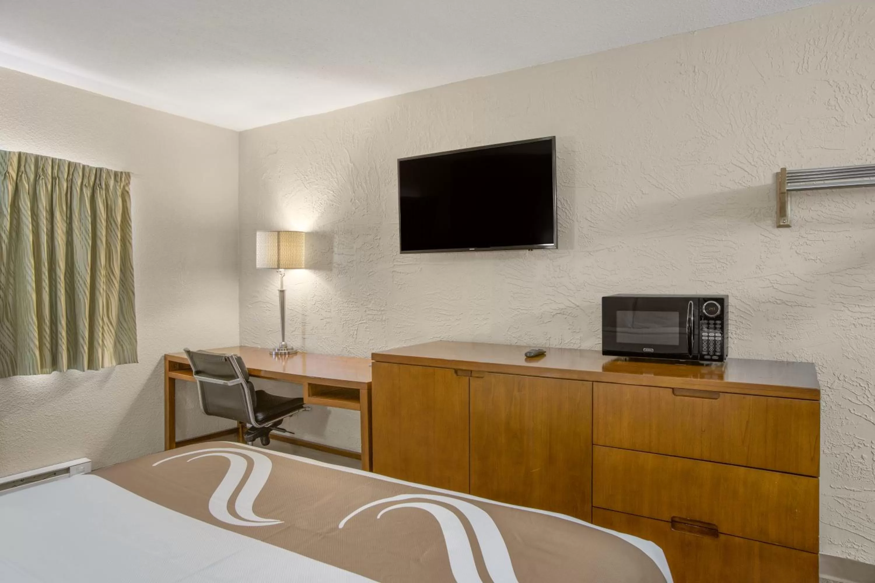 TV and multimedia, Bed in Rodeway Inn & Suites Grand Rapids Southeast