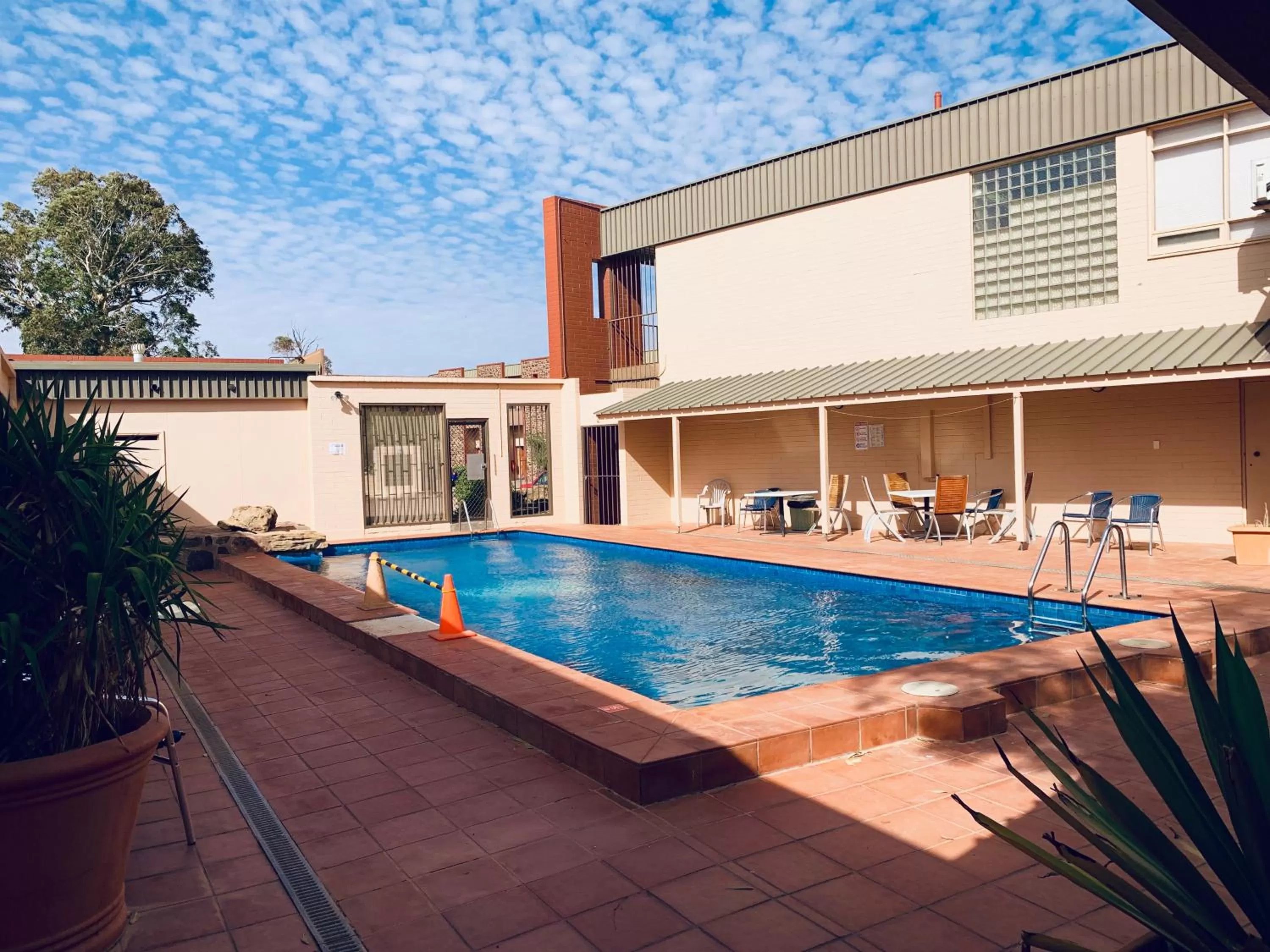 Swimming pool in Desert Cave Hotel