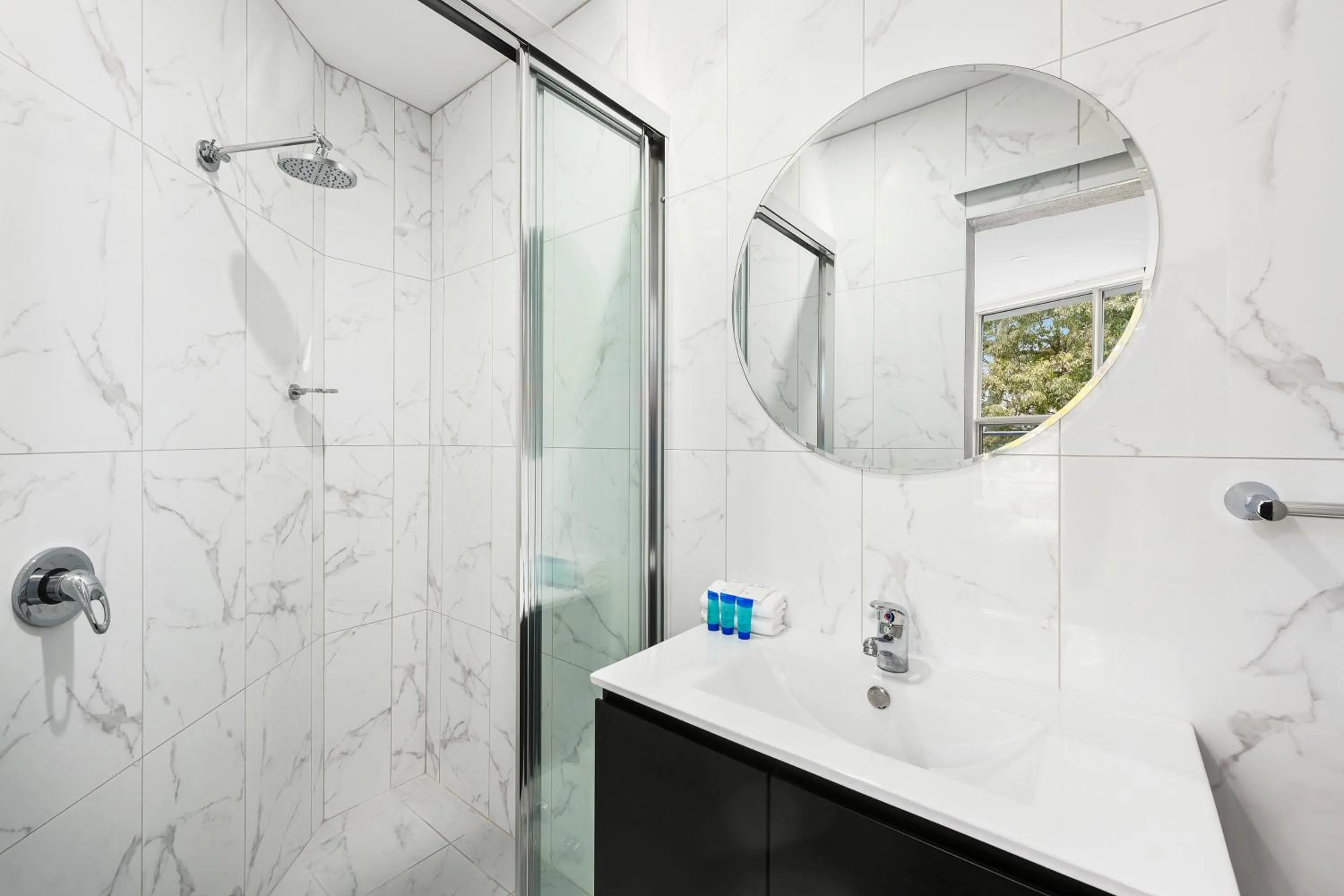 Bathroom in Palm Court Motor Inn