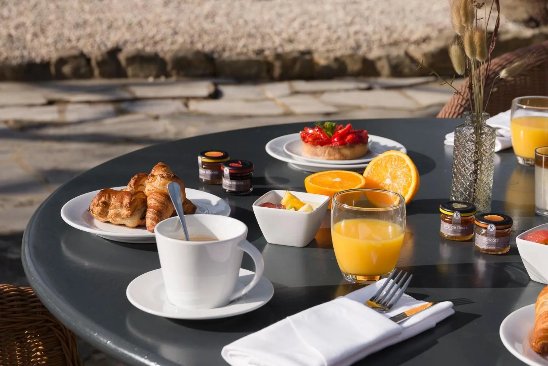 Patio in Hôtel la Magnaneraie