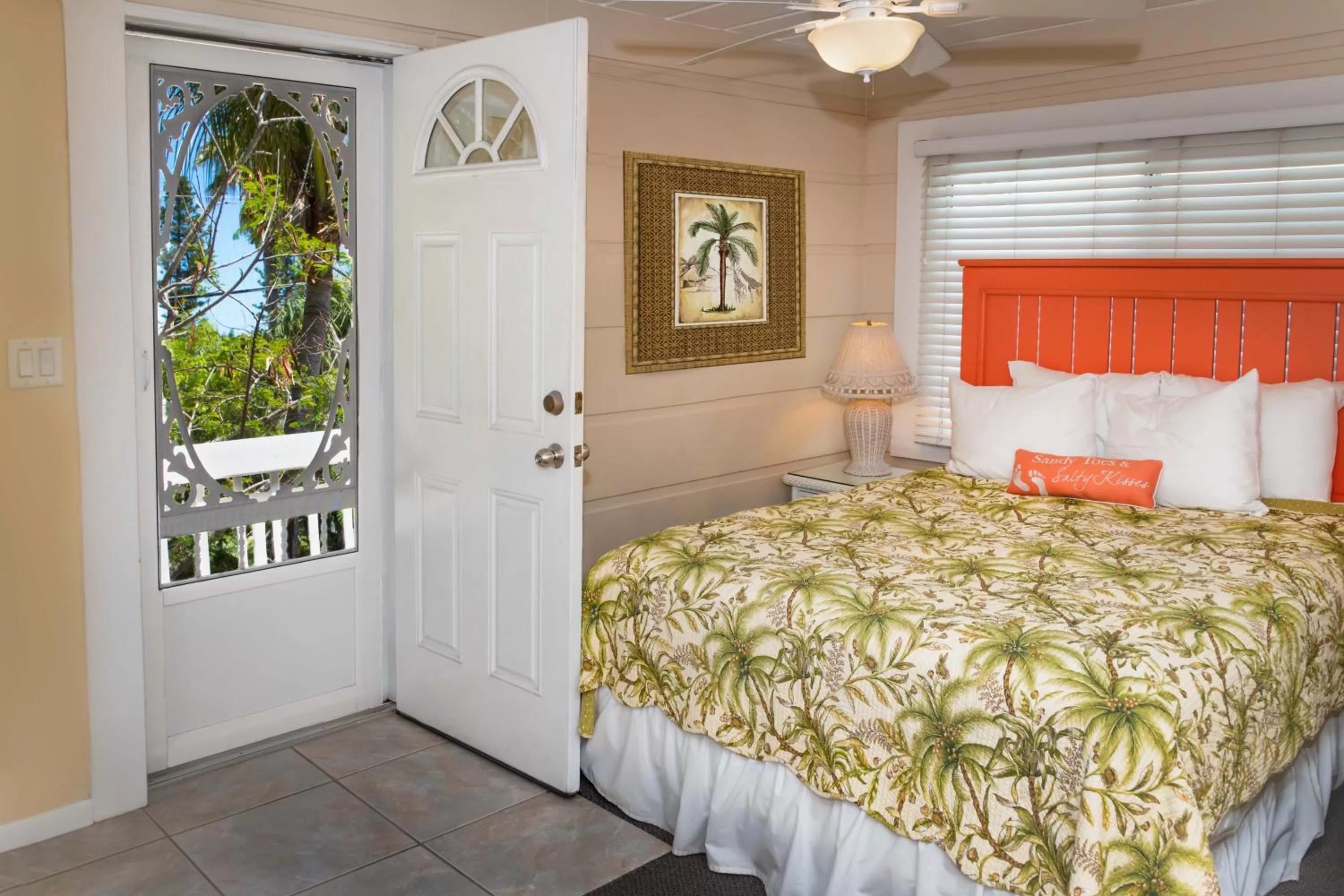 Bed in Cedar Cove Resort & Cottages