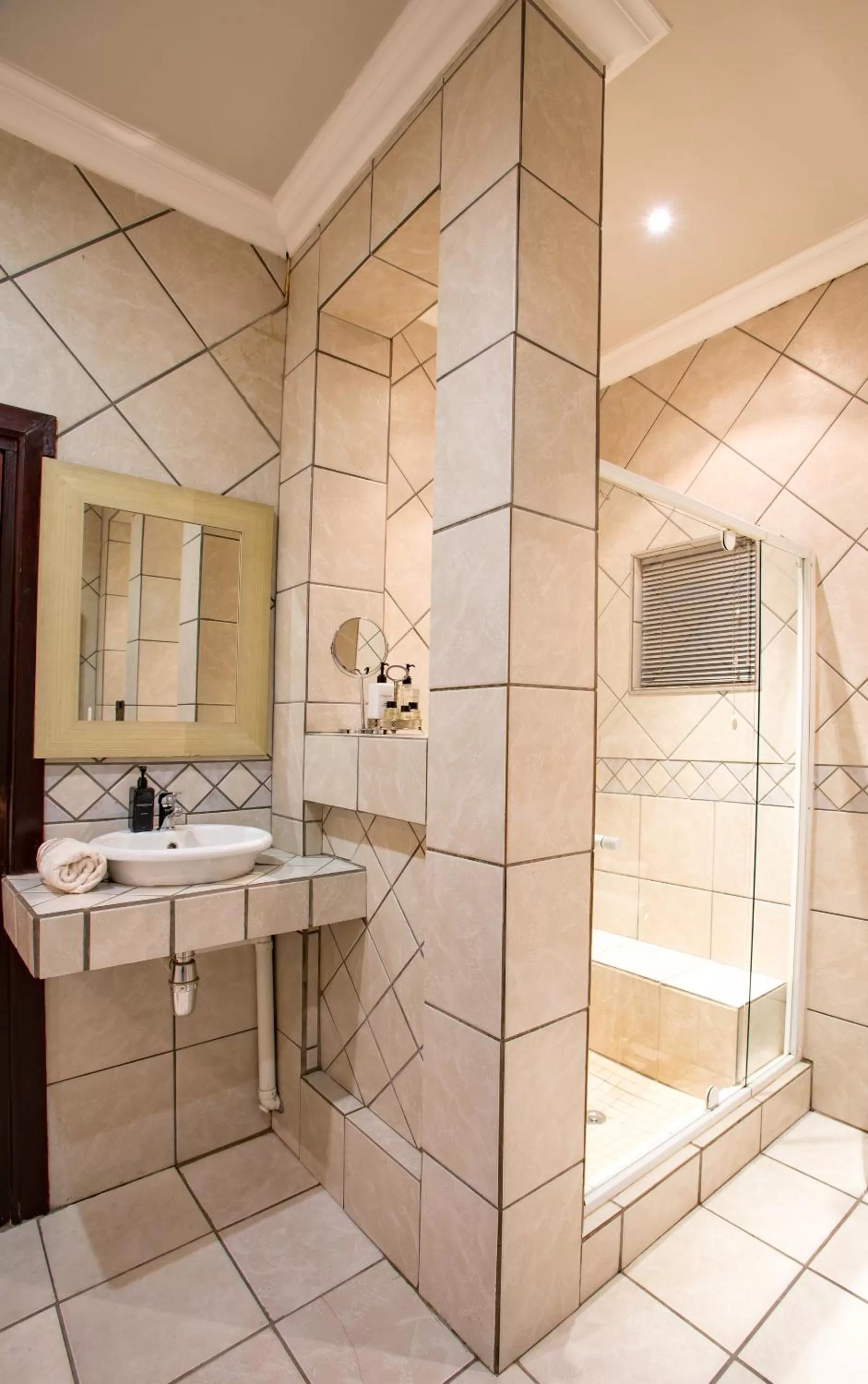 Spacube Luxury Suites and Spa