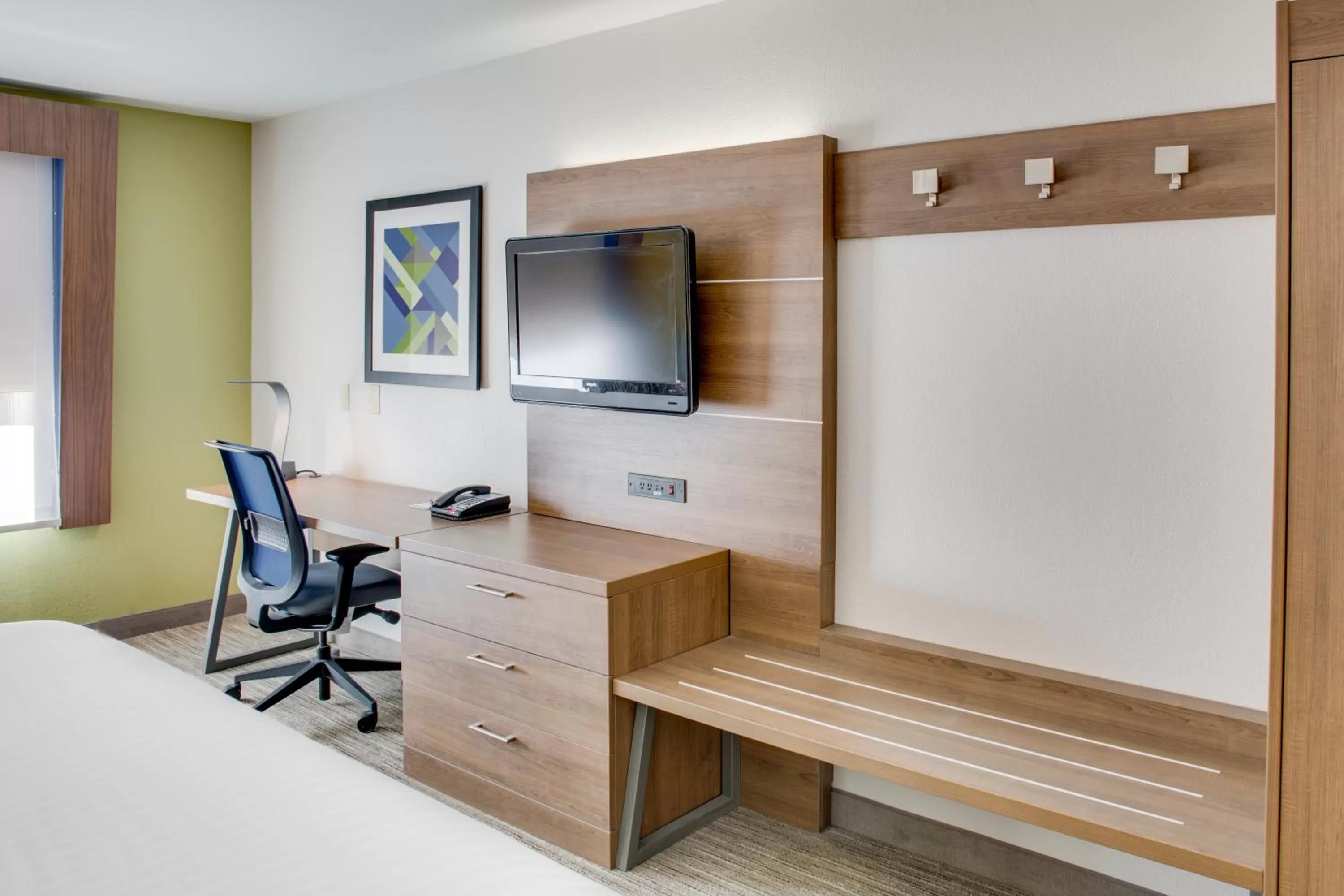 TV and multimedia in Holiday Inn Express Hotel & Suites Chickasha by IHG