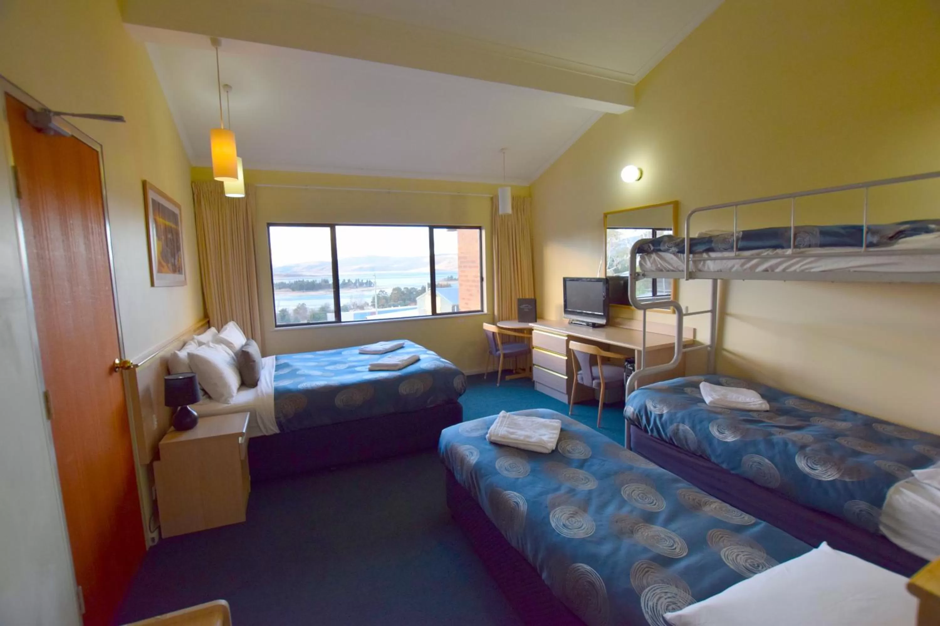 Photo of the whole room, Bed in Alpine Resort Motel