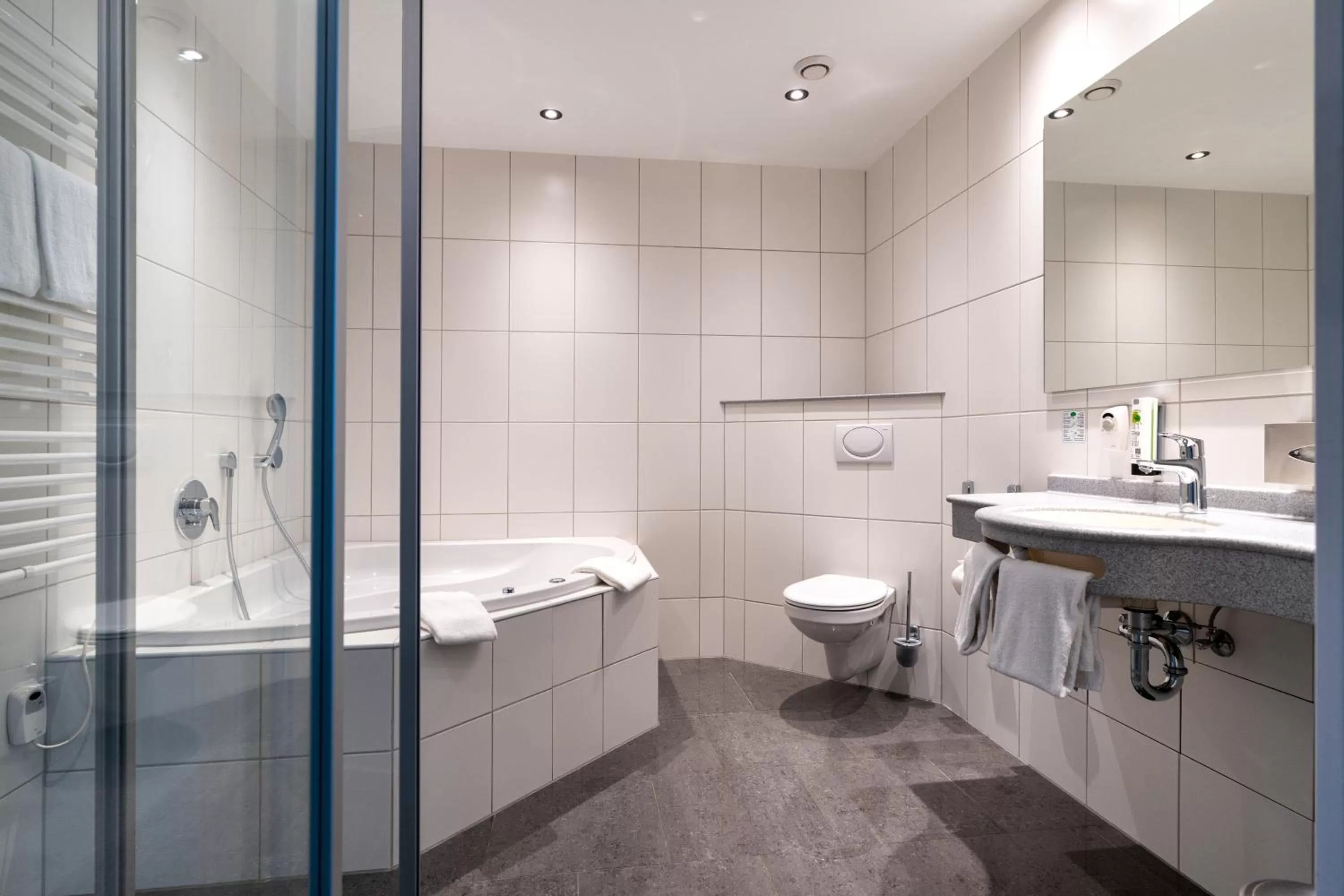 Shower in b-smart hotel Schönenwerd