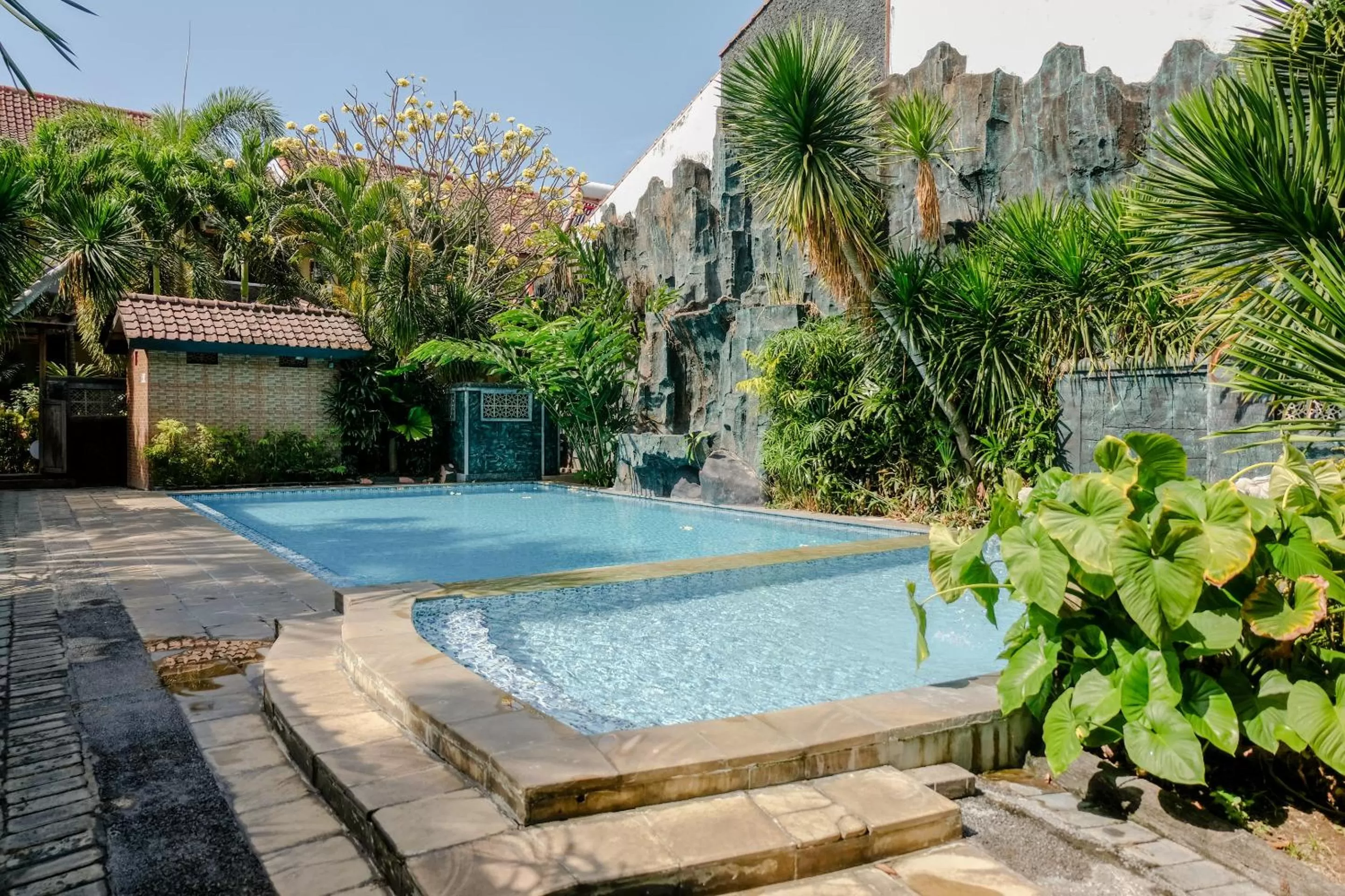 Swimming pool in Hotel Mahkota Plengkung by ecommerceloka