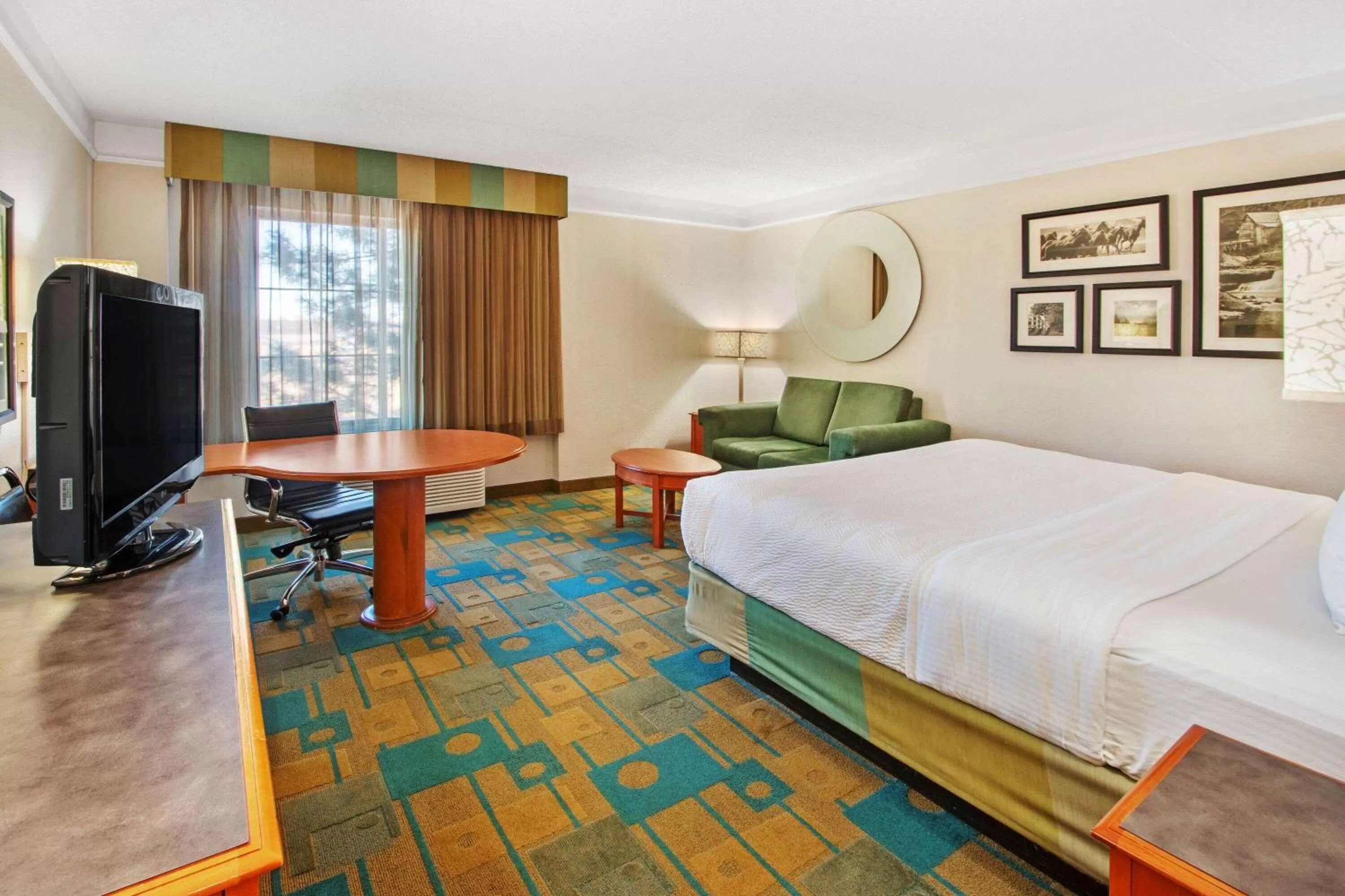 Photo of the whole room, Bed in La Quinta by Wyndham Albuquerque West