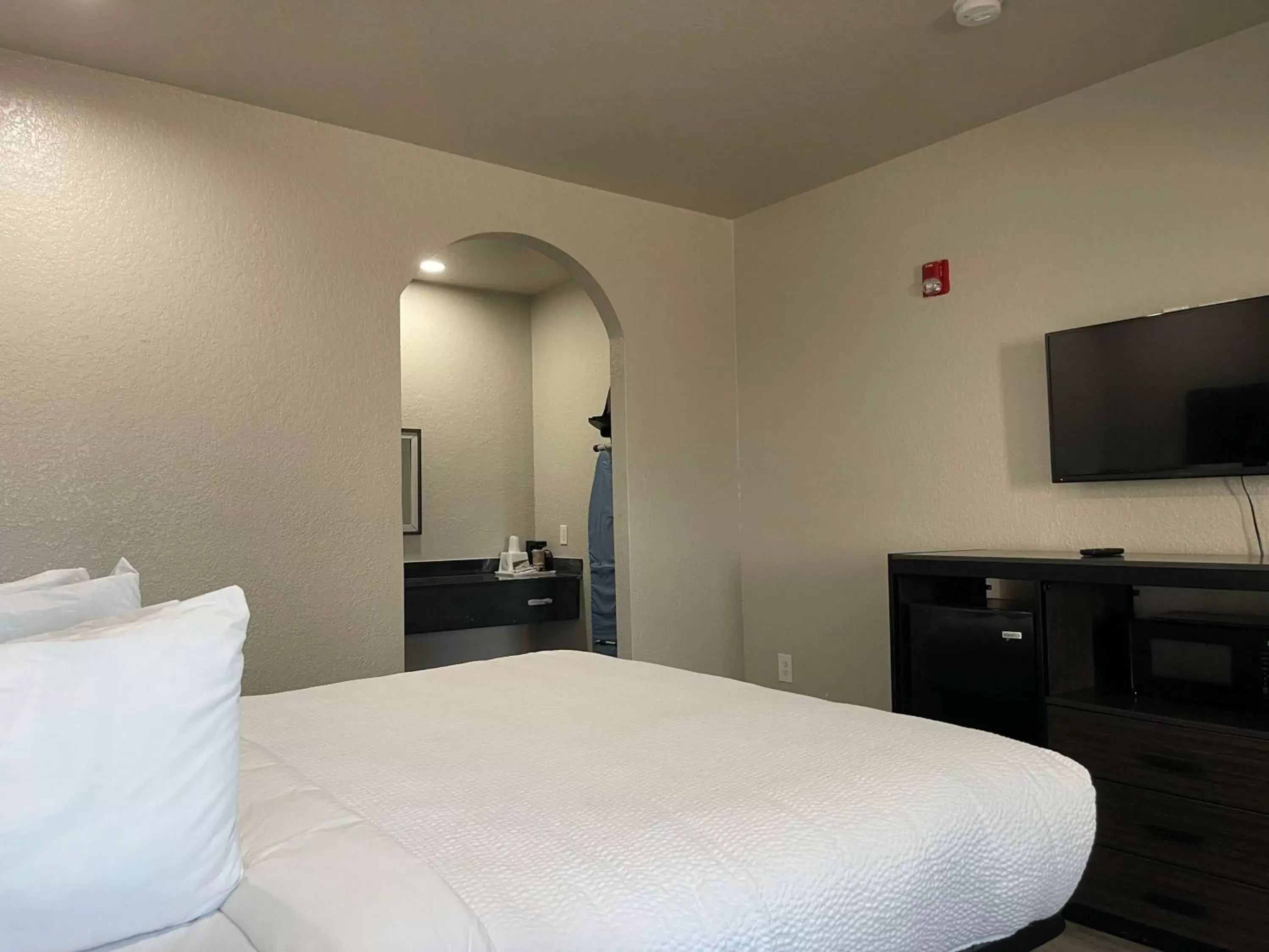 King Room with Bath Tub - Mobility/Hearing Accessible - Non-Smoking in Days Inn by Wyndham Dickinson TX King Room with Bath Tub - Mobility/Hearing Accessible - Non-Smoking in Days Inn by Wyndham Dickinson TX