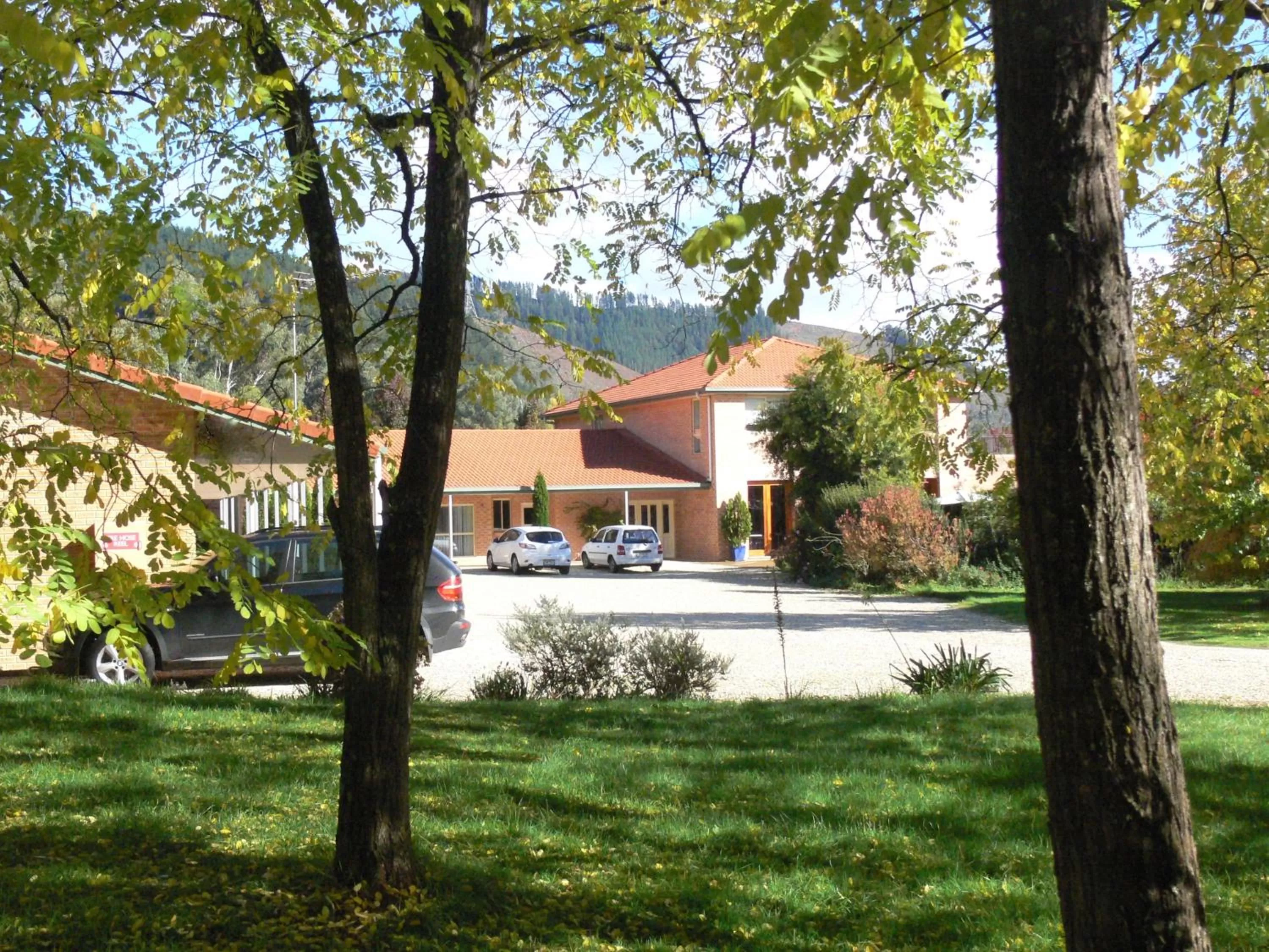 Facade/entrance in Bright on Track