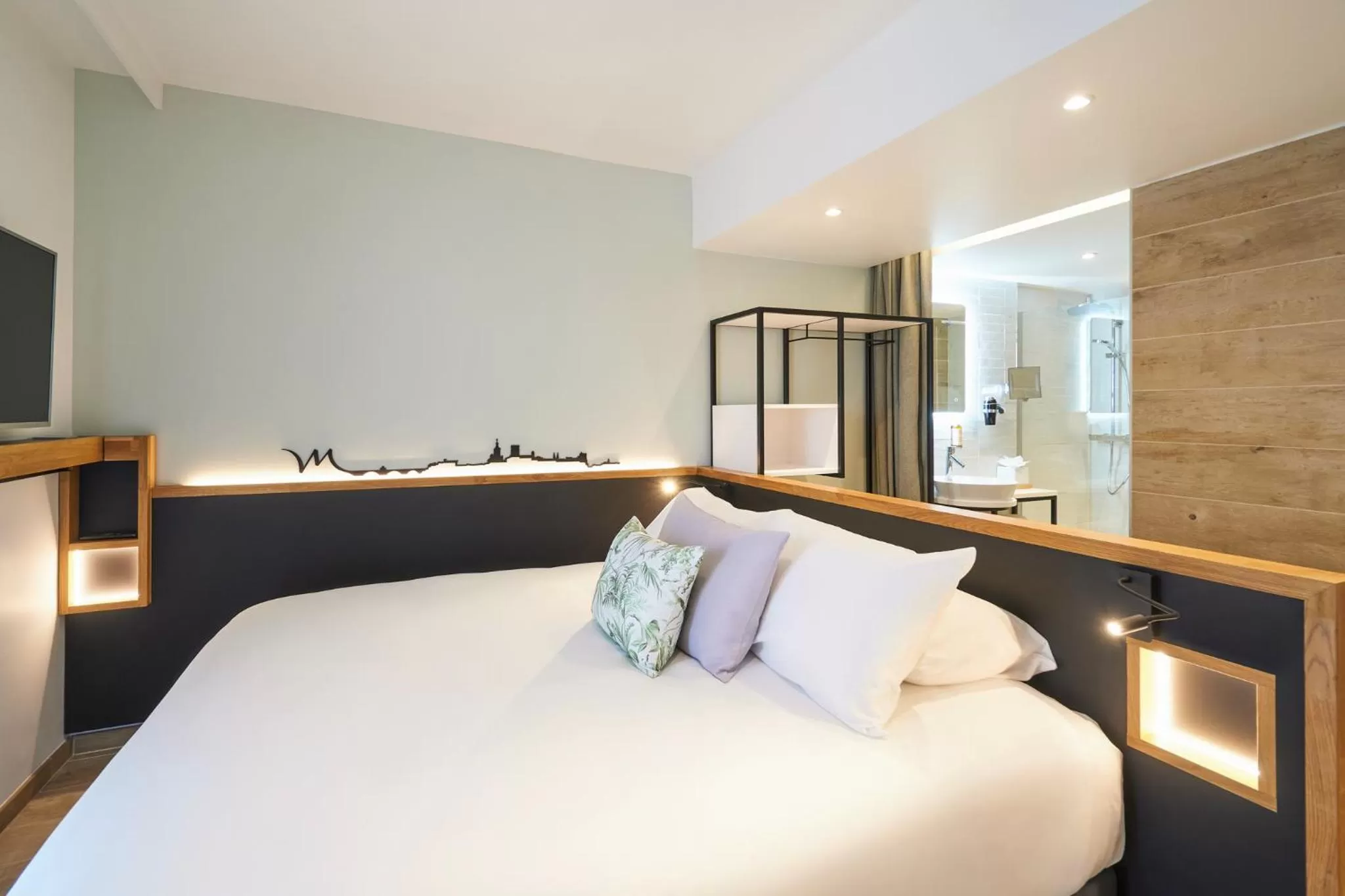 Photo of the whole room, Bed in Mercure Avignon TGV Hotel & Spa