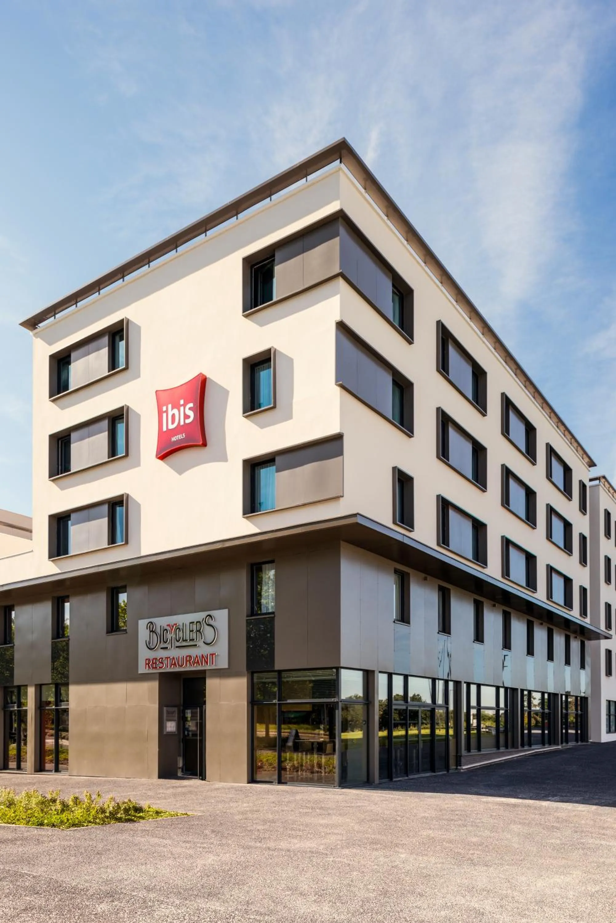 Facade/entrance in ibis Saint Quentin en Yvelines - Vélodrome