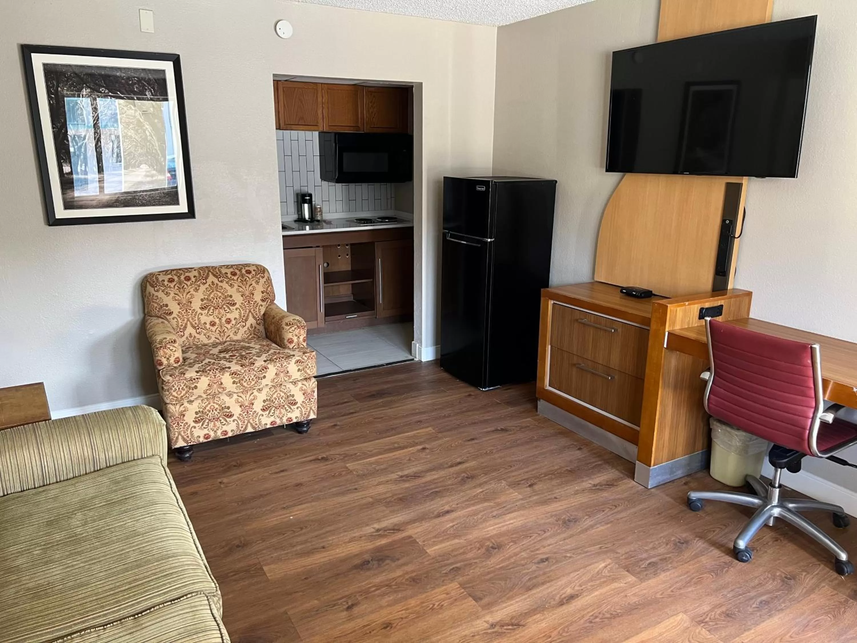 Kitchen or kitchenette in Baymont Inn by Wyndham Odessa University Area