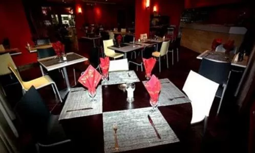 Restaurant/places to eat in Kyriad Direct Lure