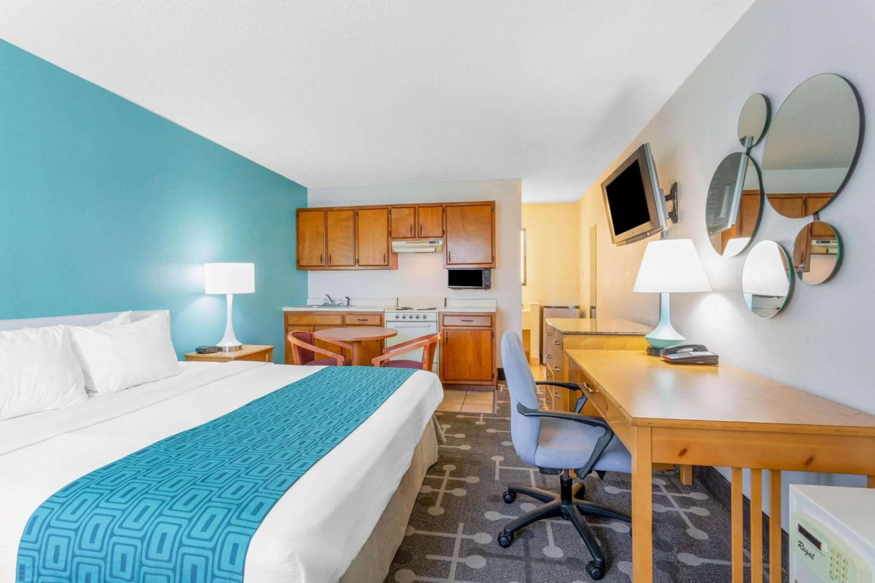 Photo of the whole room, Bed in Howard Johnson by Wyndham Virginia Beach