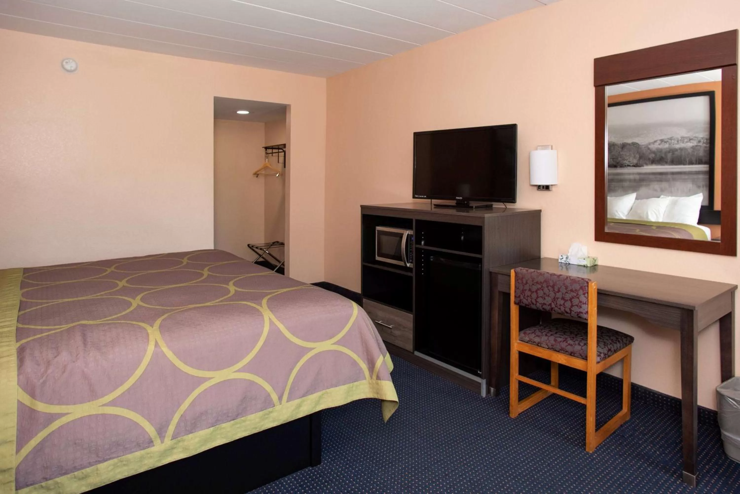 Photo of the whole room, Bed in Super 8 by Wyndham Black Mountain