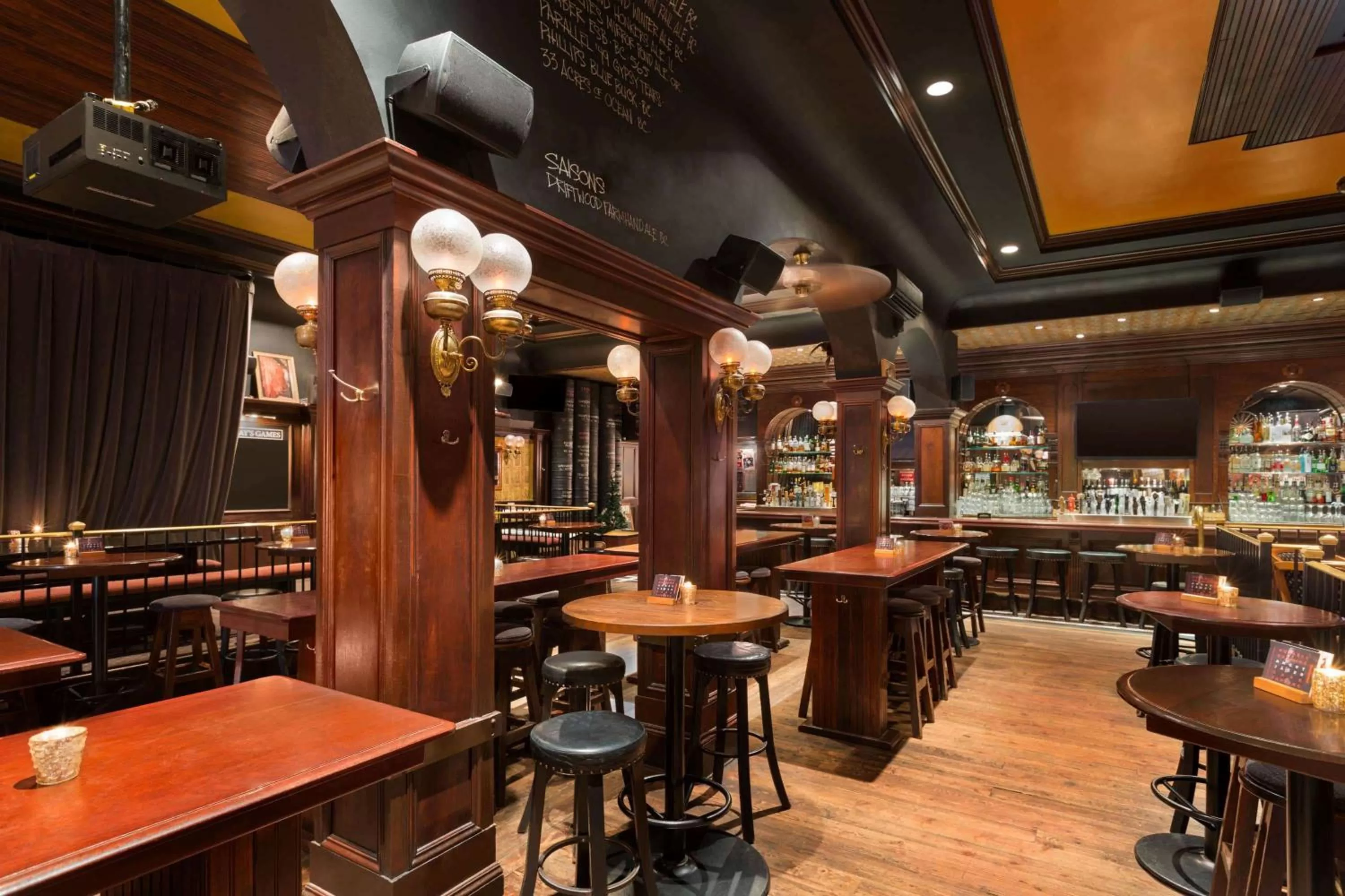 Lounge or bar in Days Inn by Wyndham Vancouver Downtown